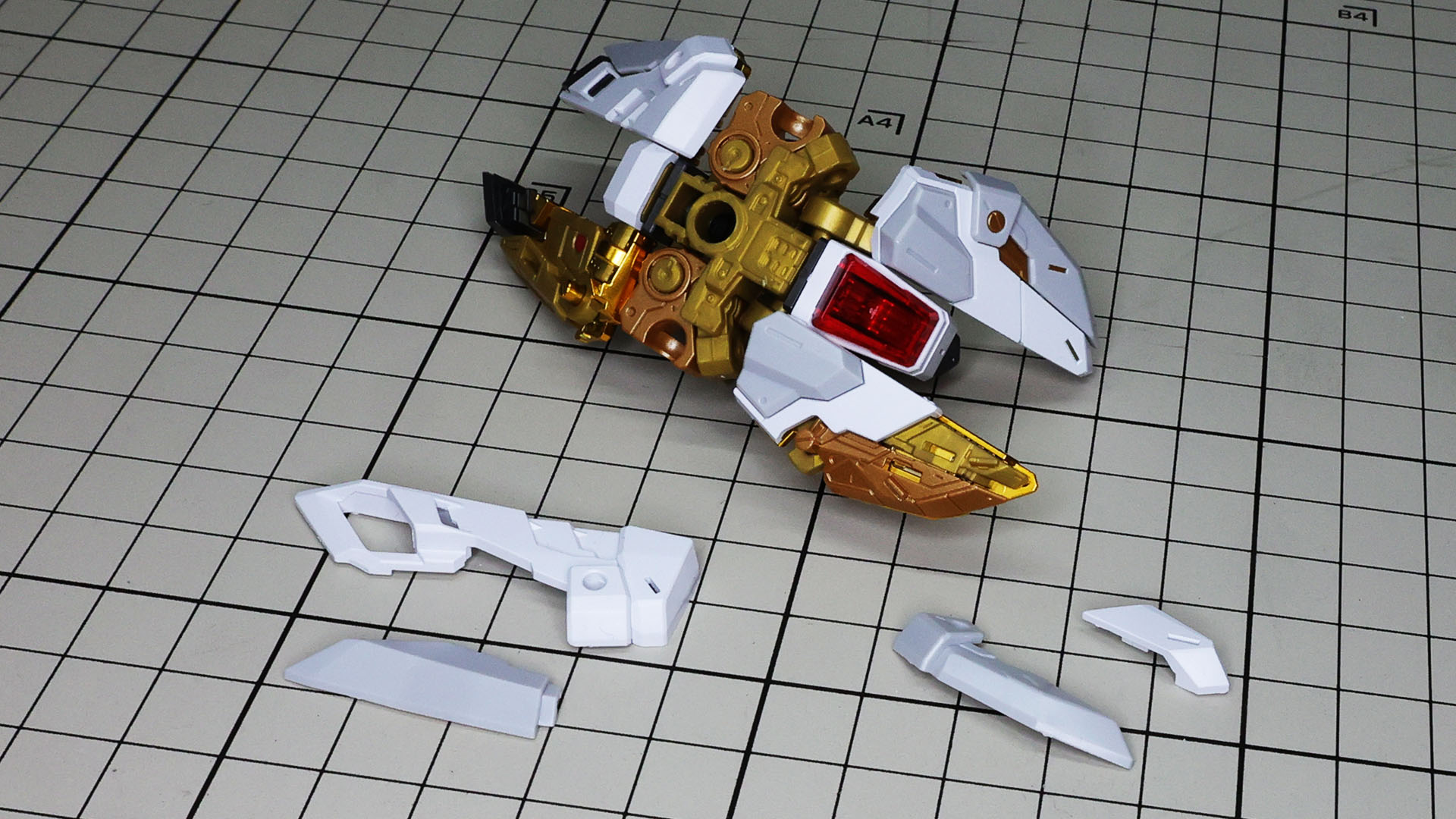 全可動部を開いた状態。フロントスカートは2枚の装甲が連動して開きます