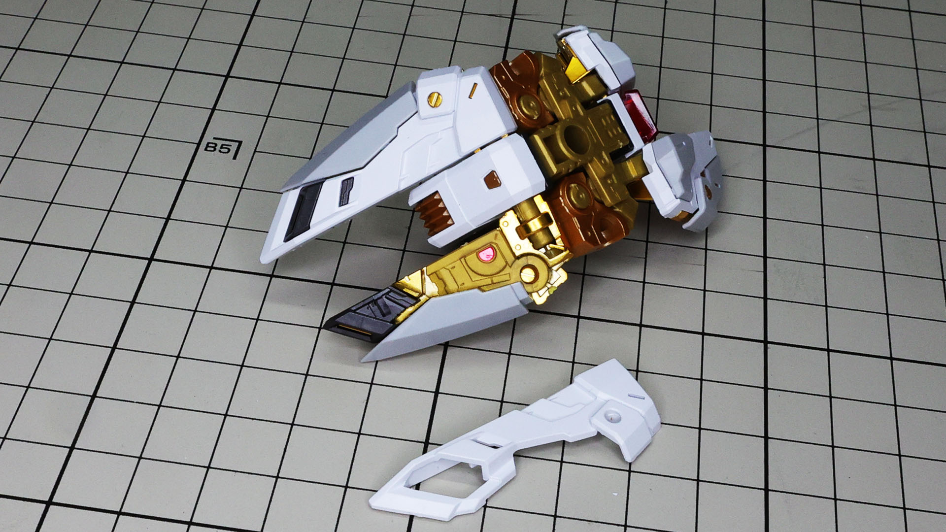 全可動部を開いた状態。フロントスカートは2枚の装甲が連動して開きます