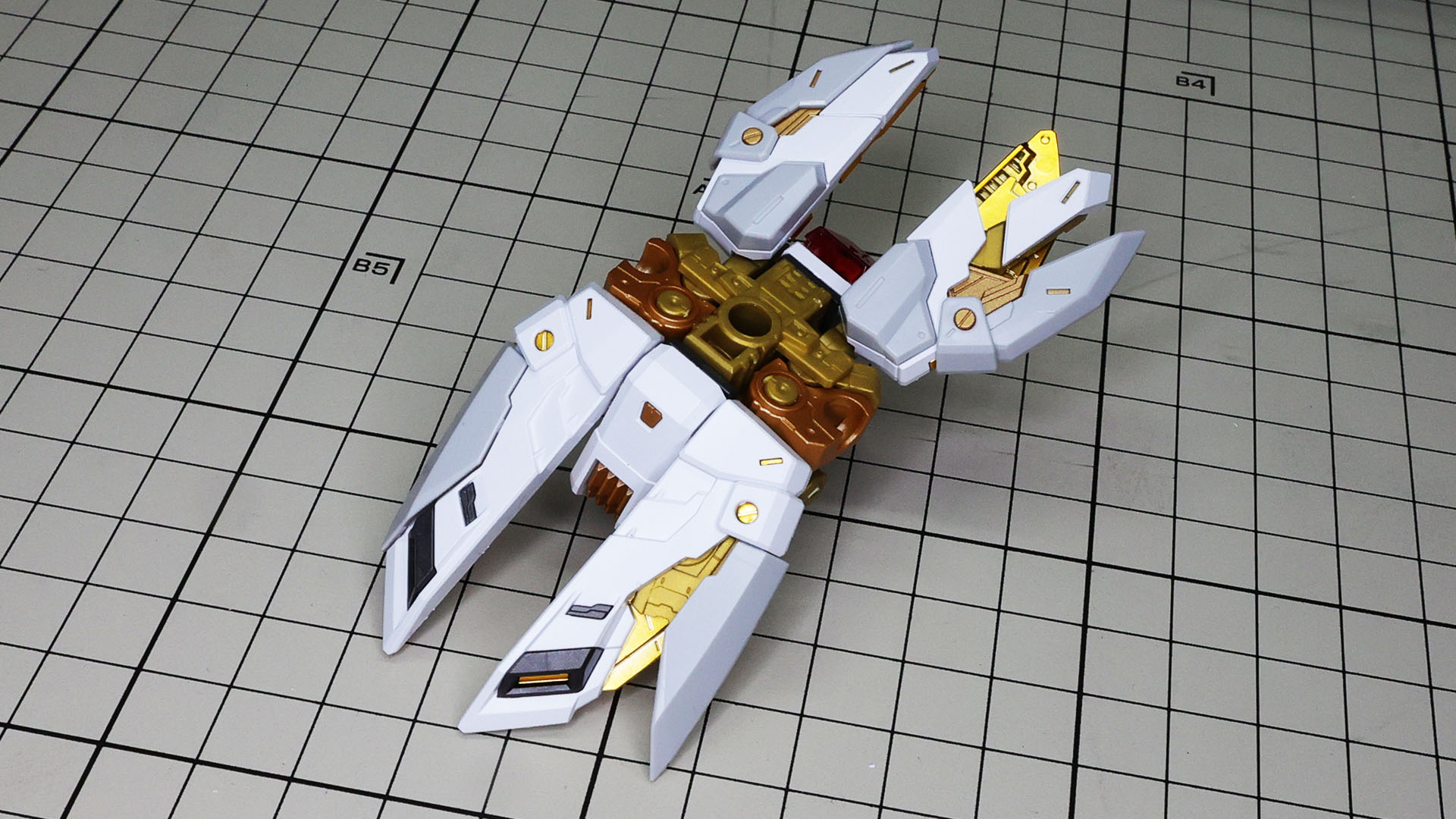 全可動部を開いた状態。フロントスカートは2枚の装甲が連動して開きます