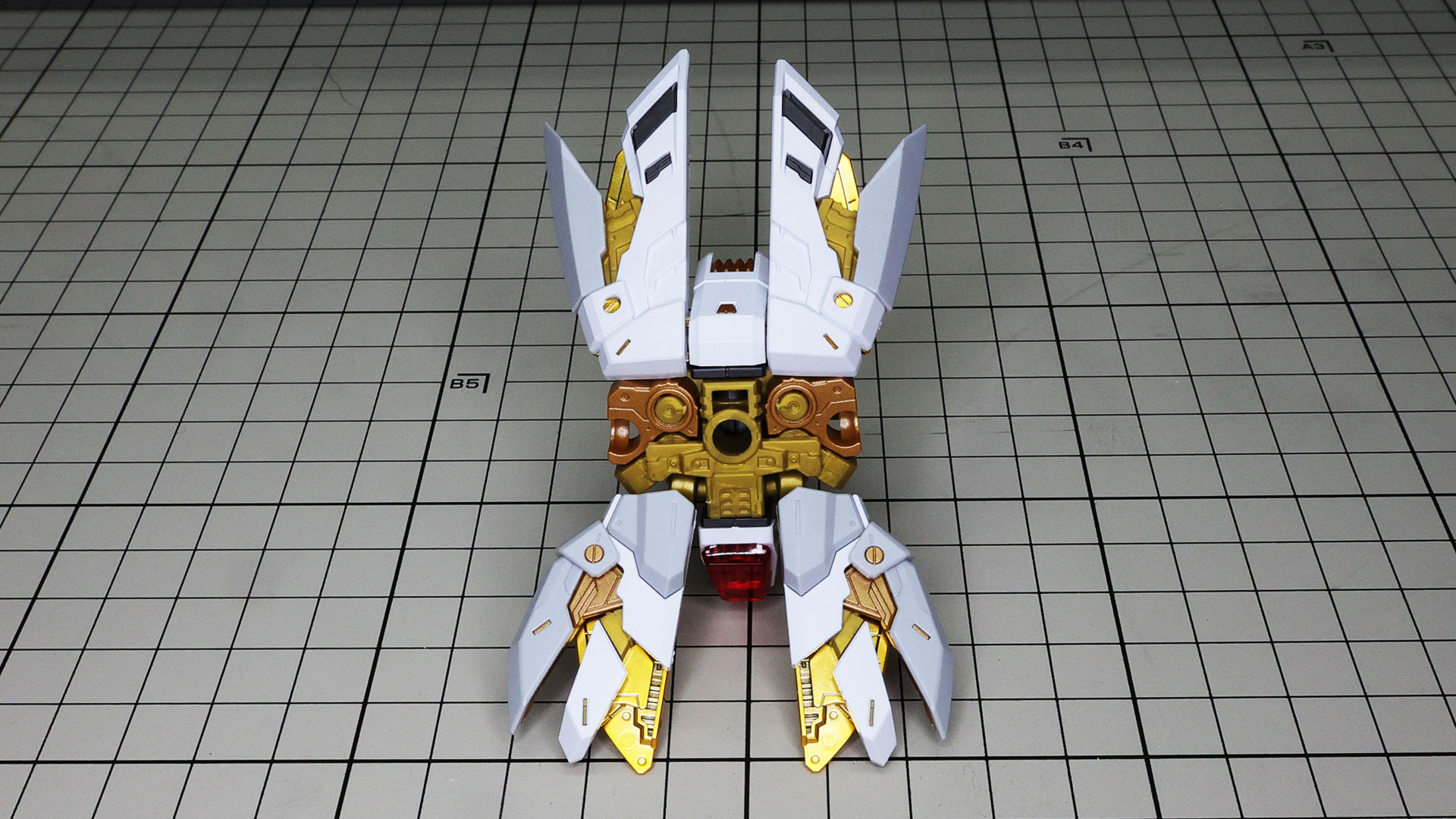 全可動部を開いた状態。フロントスカートは2枚の装甲が連動して開きます