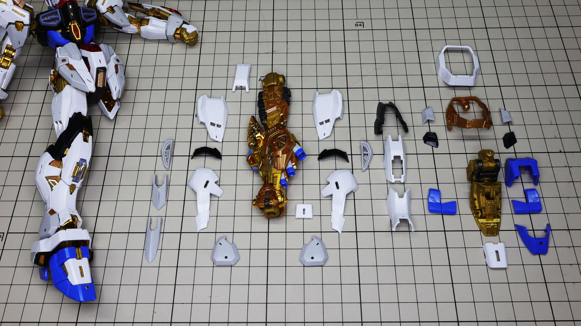 右脚を組んだ状態にしてあります。腕部ほどではないにせよ、脚部のシルエットもだいぶ変わることがわかります