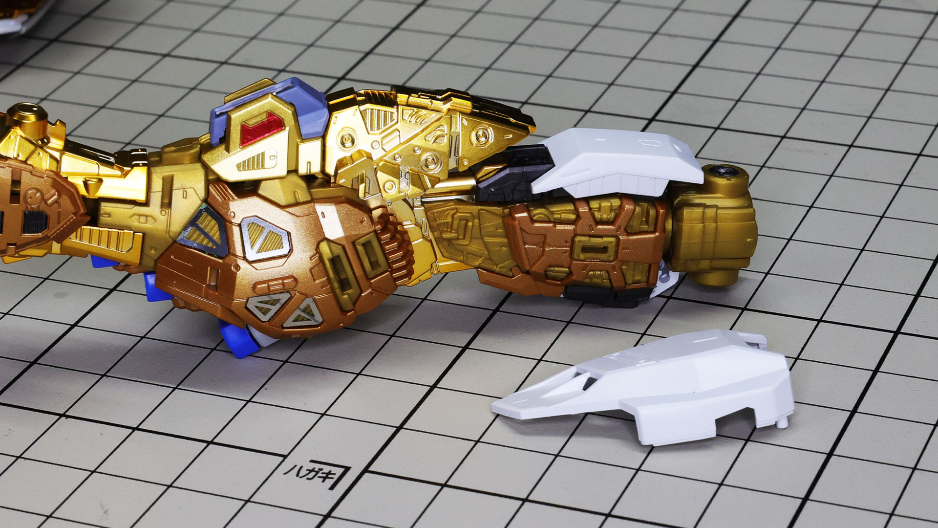 大腿部前側にある白い装甲は脛側にあるパーツへ取り付けます