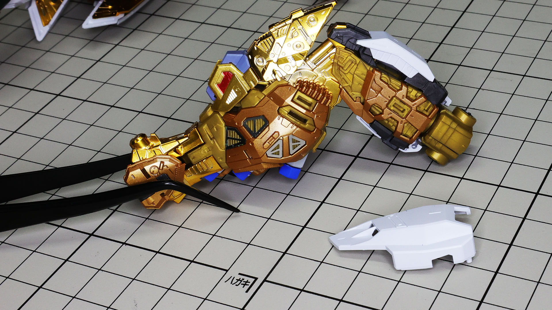 屈伸によって、この白い装甲は動かないところがあまりない構造で組んで動かすと楽しい部分です