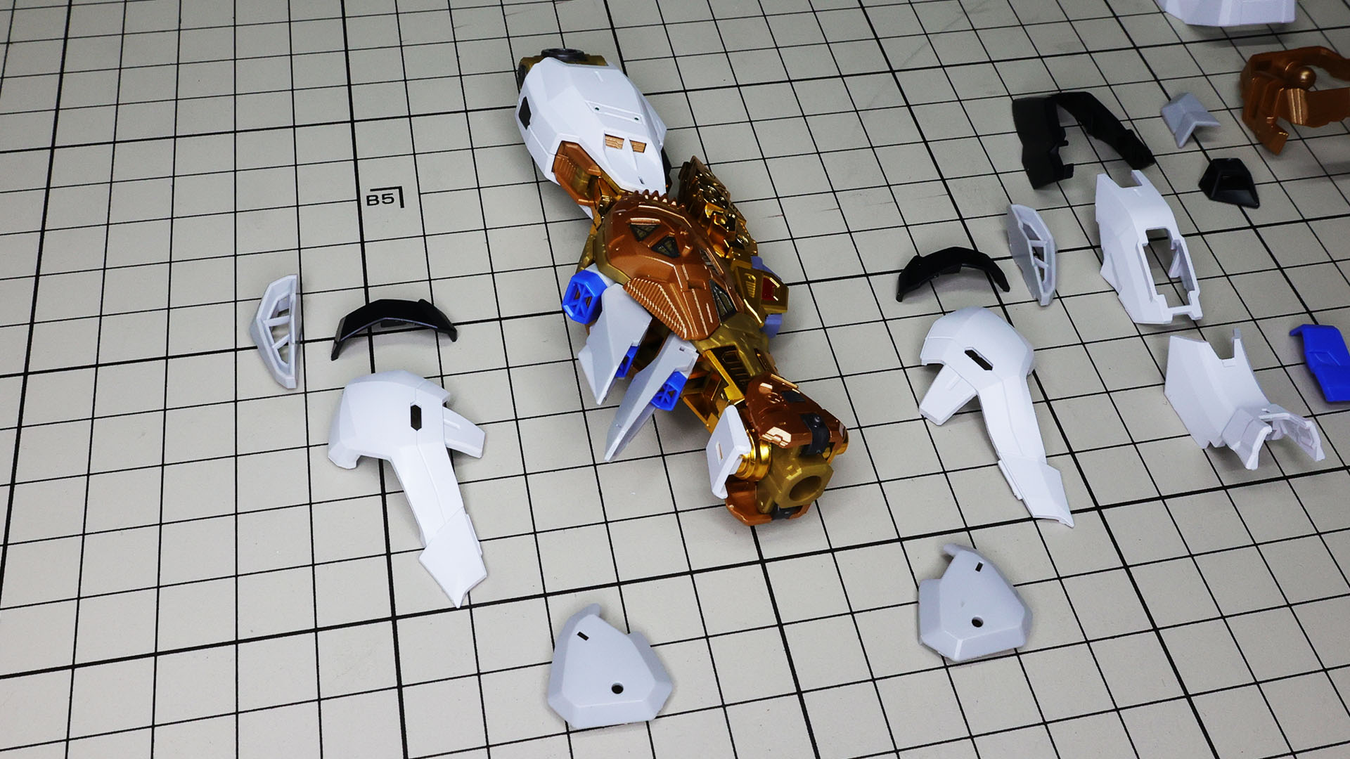 まずは脹脛にあるバーニアへのフィンを取り付けます