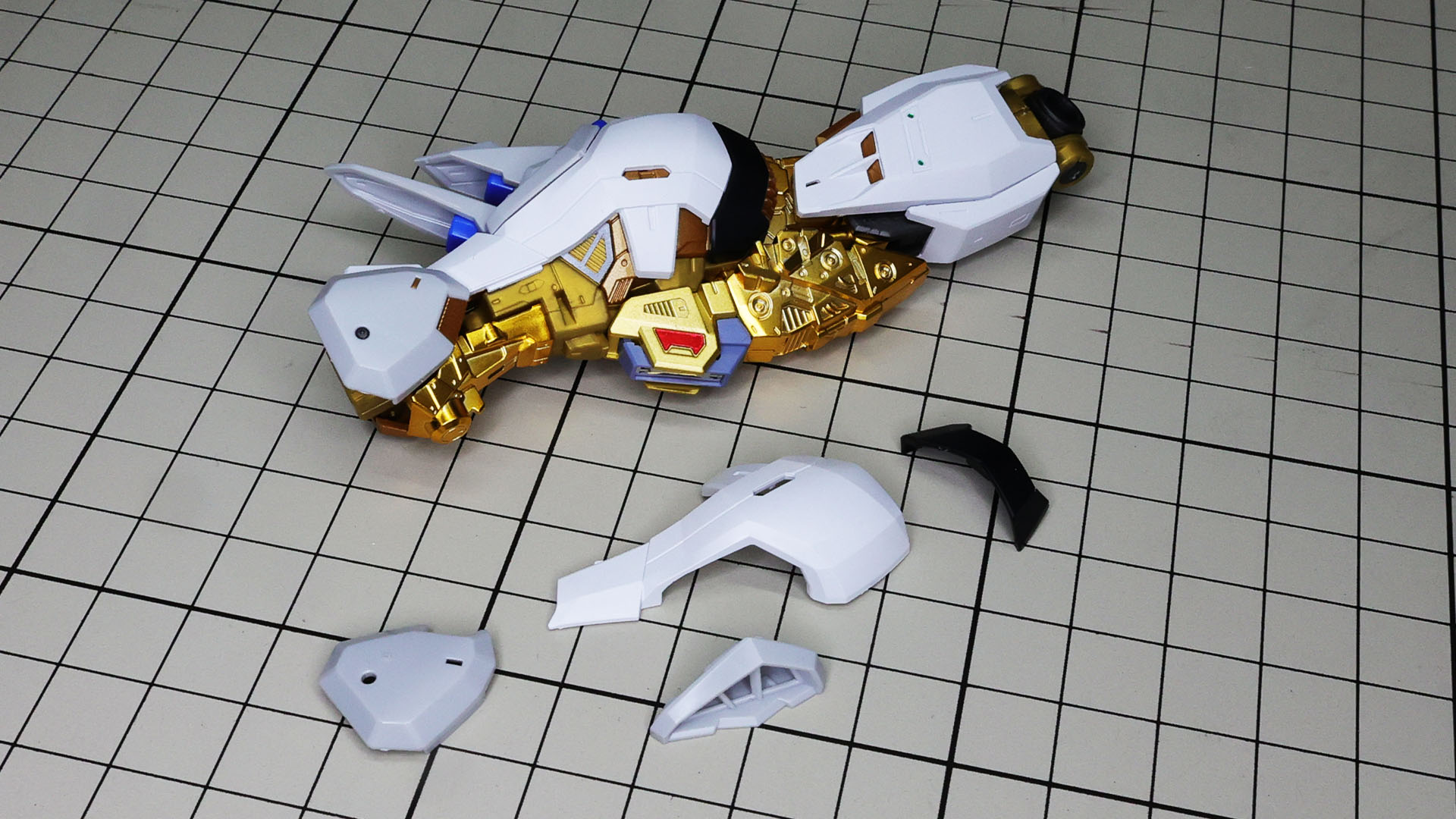 ふくらはぎ脇やくるぶしの装甲を組付けていきます