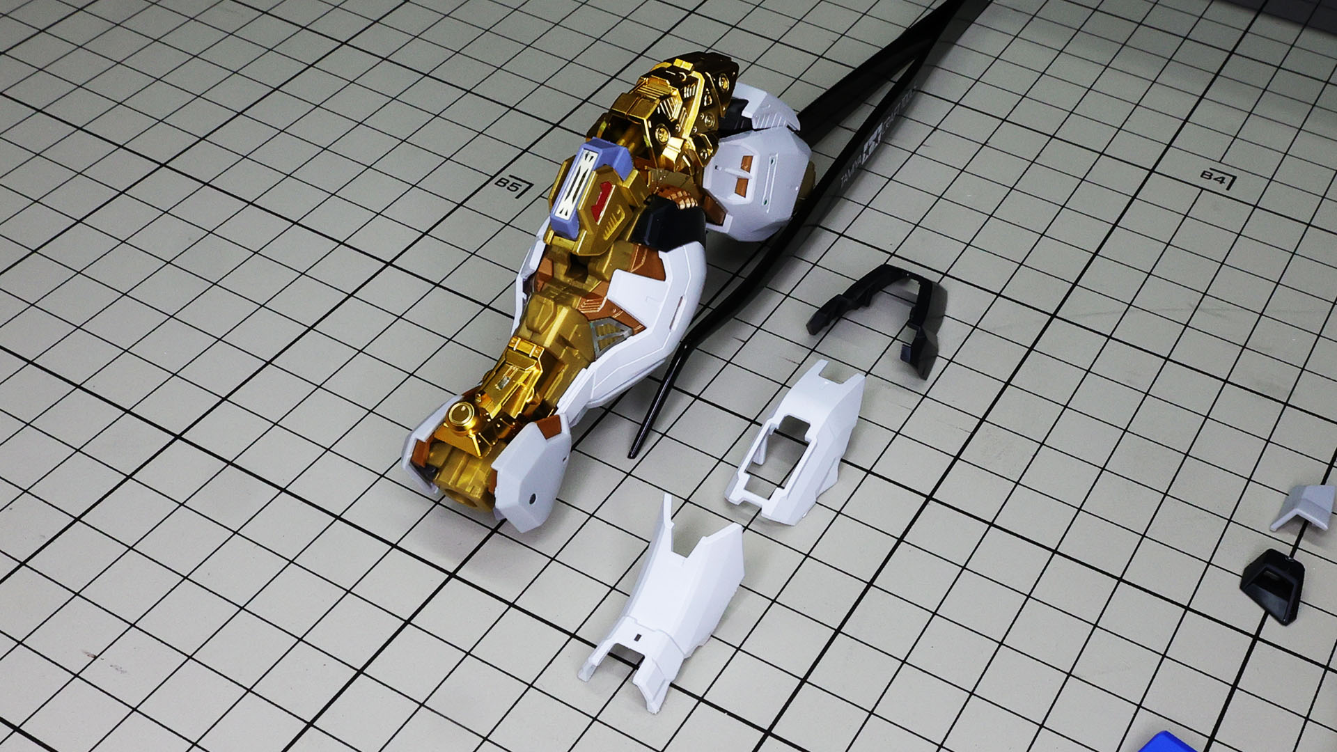 脛とその下の装甲を組み付けます