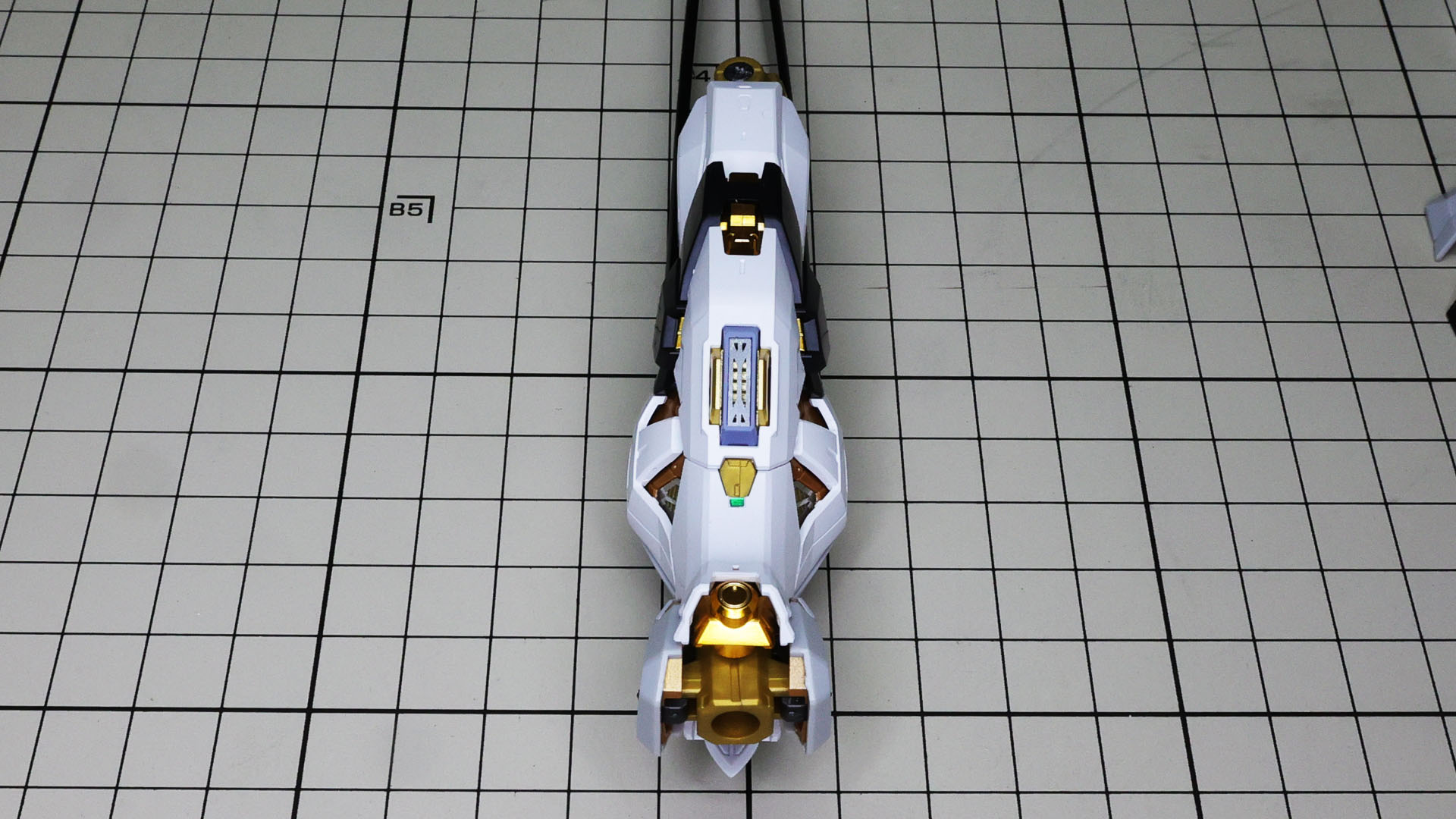 膝関節を限界まで曲げるとメカメカしいフレームが露出してかっこよさ抜群です