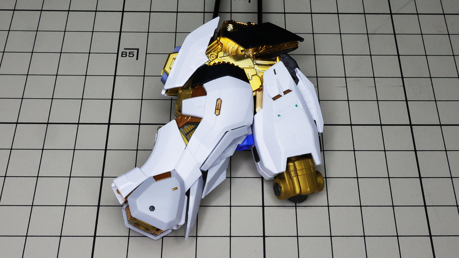 膝関節を限界まで曲げるとメカメカしいフレームが露出してかっこよさ抜群です