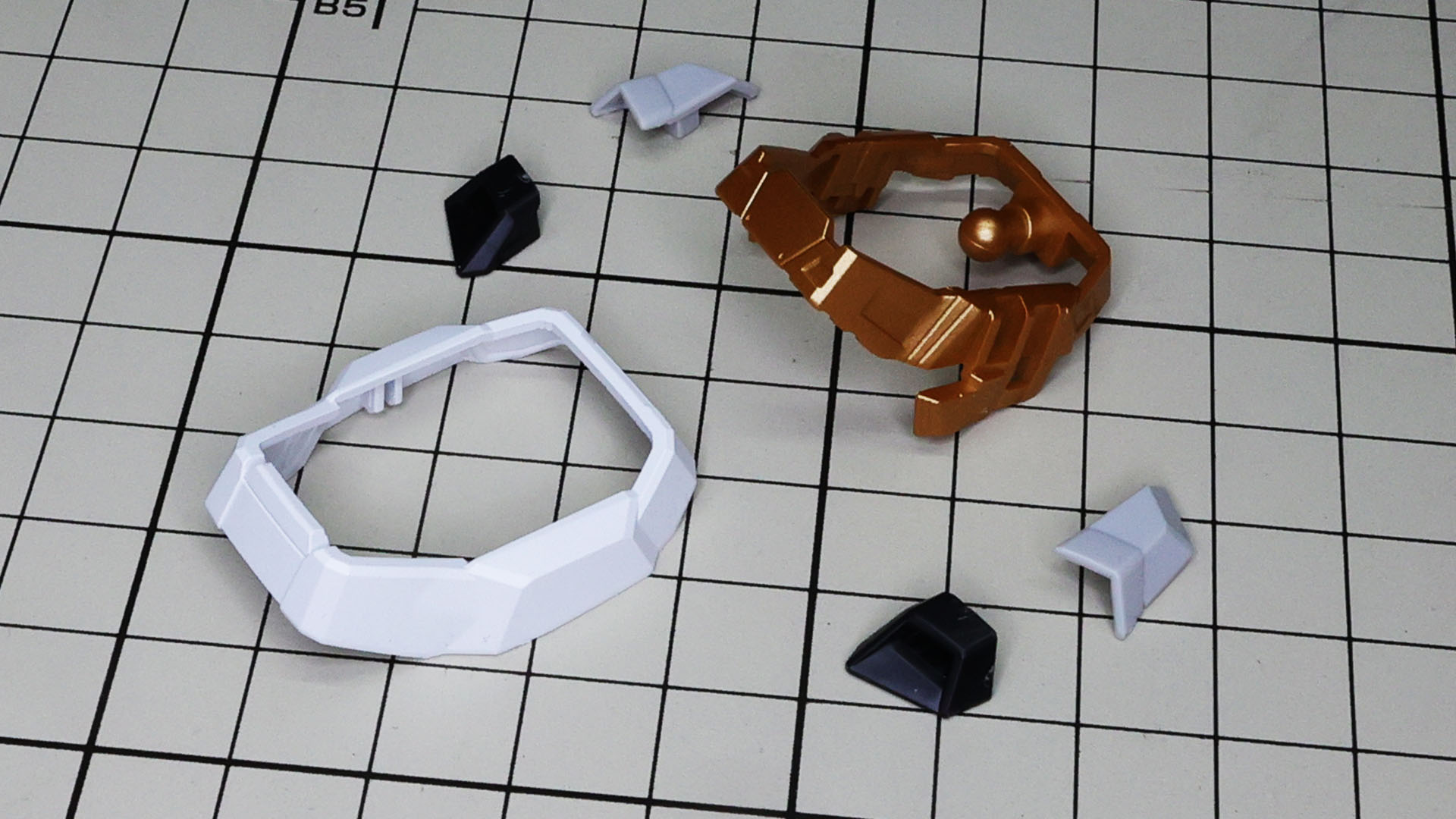 アンクルアーマー本体は大胆な構成。フレームの1パーツに装甲をかぶせ、左右のパーツはカラー分けされたパーツで表現します