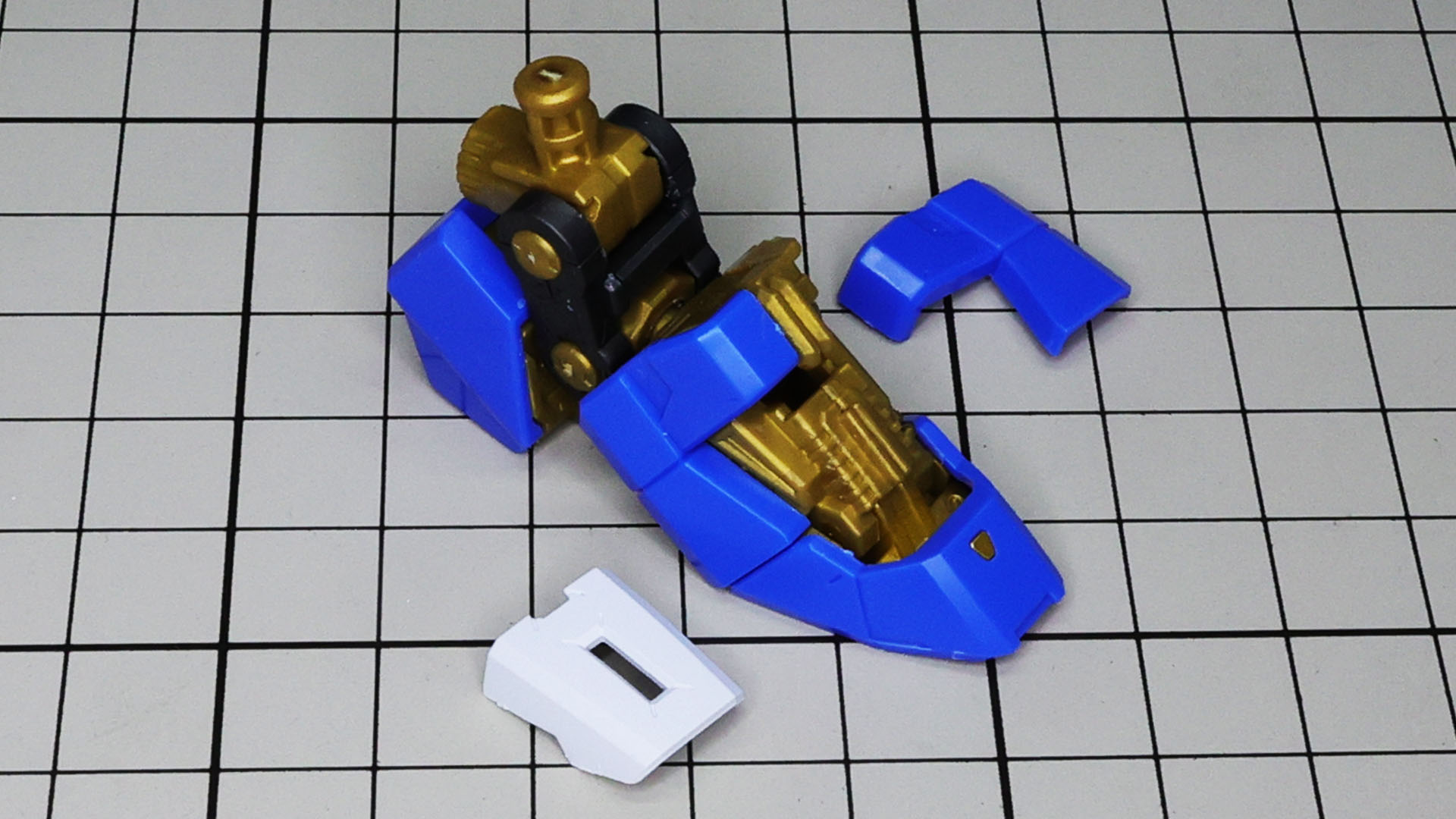 ブルーの装甲で前後左右からごっそり囲い、甲のホワイトでふたをすれば完成です