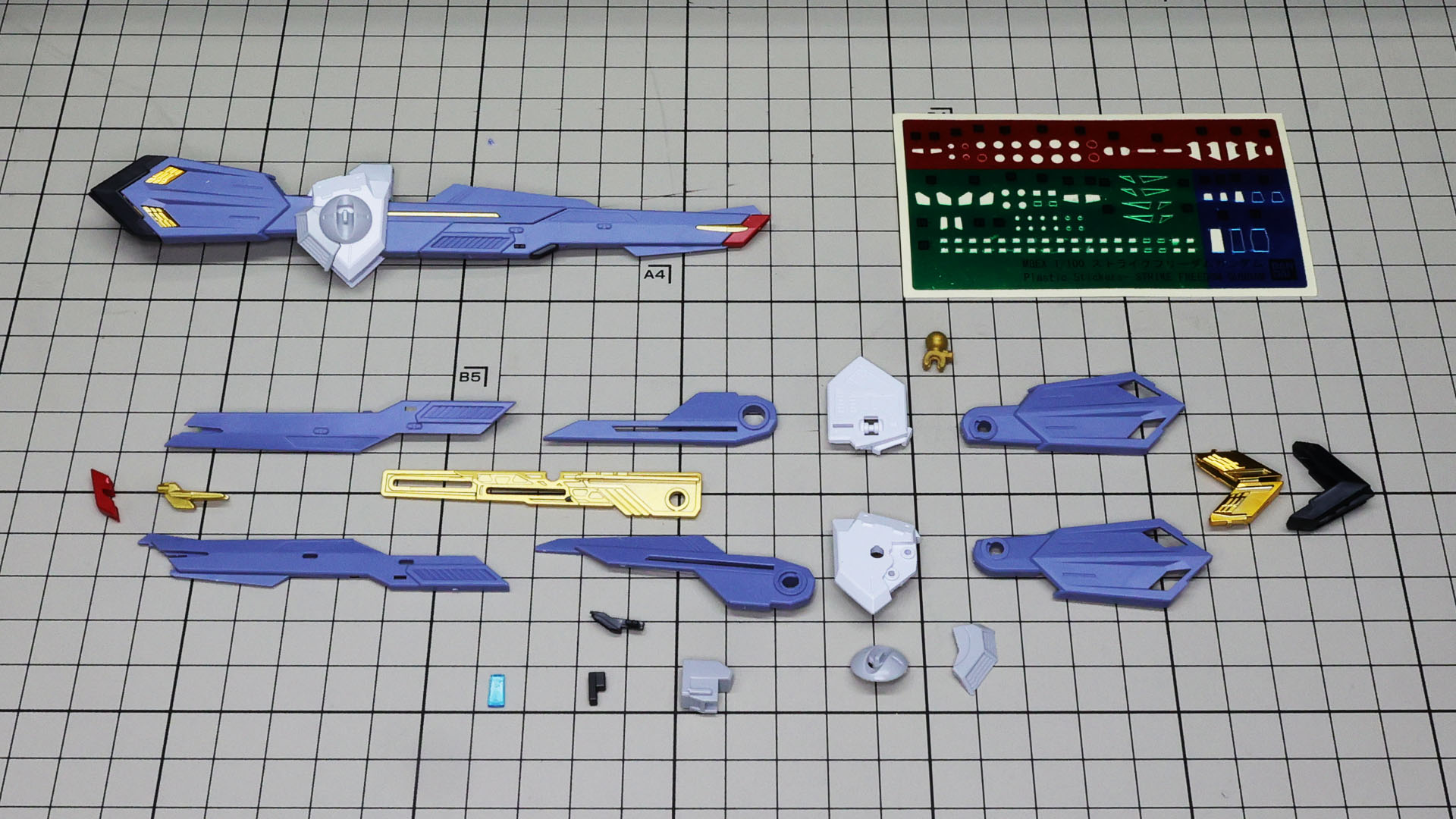 写真左上のレール砲は組んである状態です。基本的には左右からの挟み込みとそれをおさえるパーツの構成です