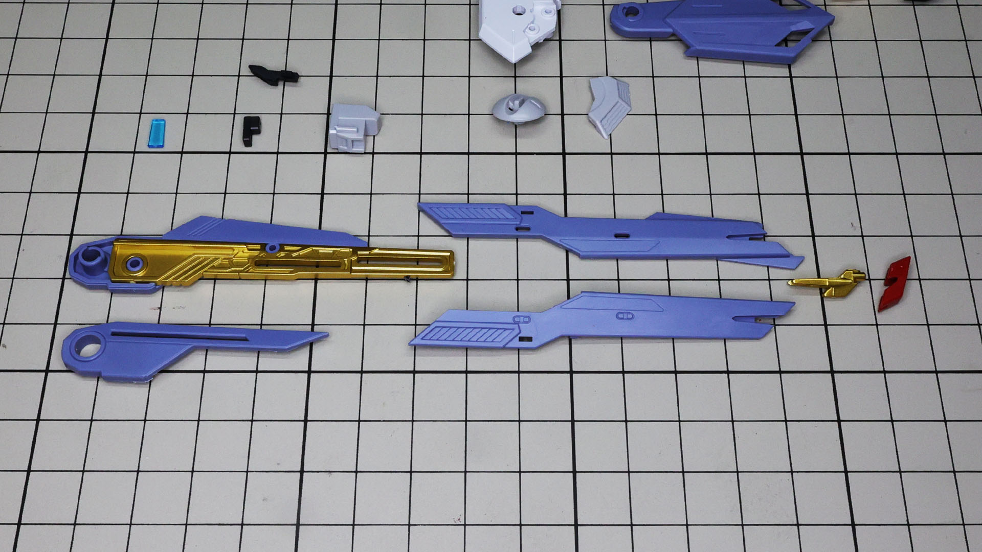 内部にはゴールドの銃身が備わります