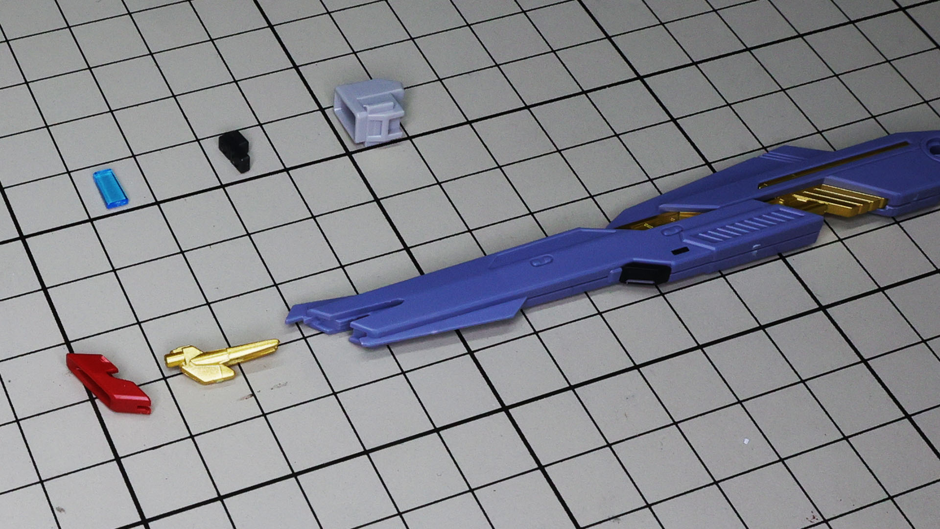 ゴールドの銃口とレッドのカバーでおさえます