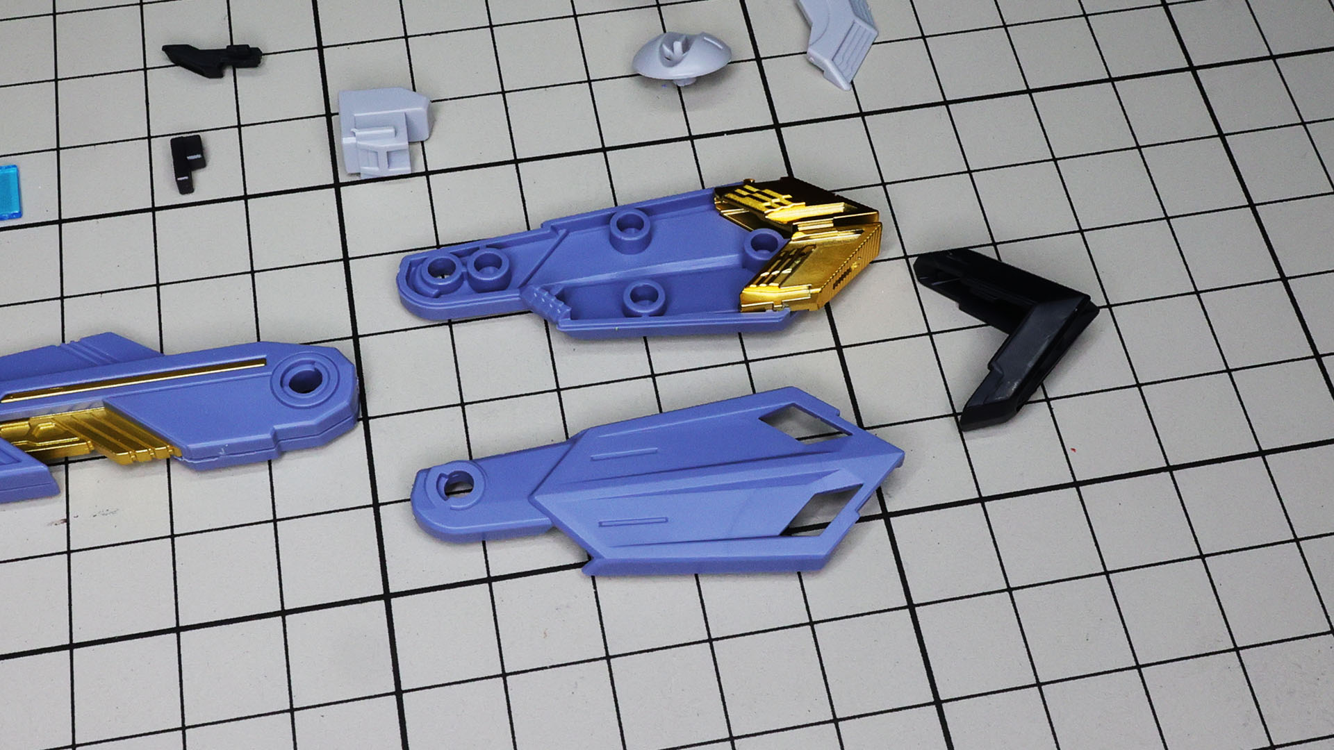 後端にもゴールドのフレームを内包、ブラックのパーツでおさえます