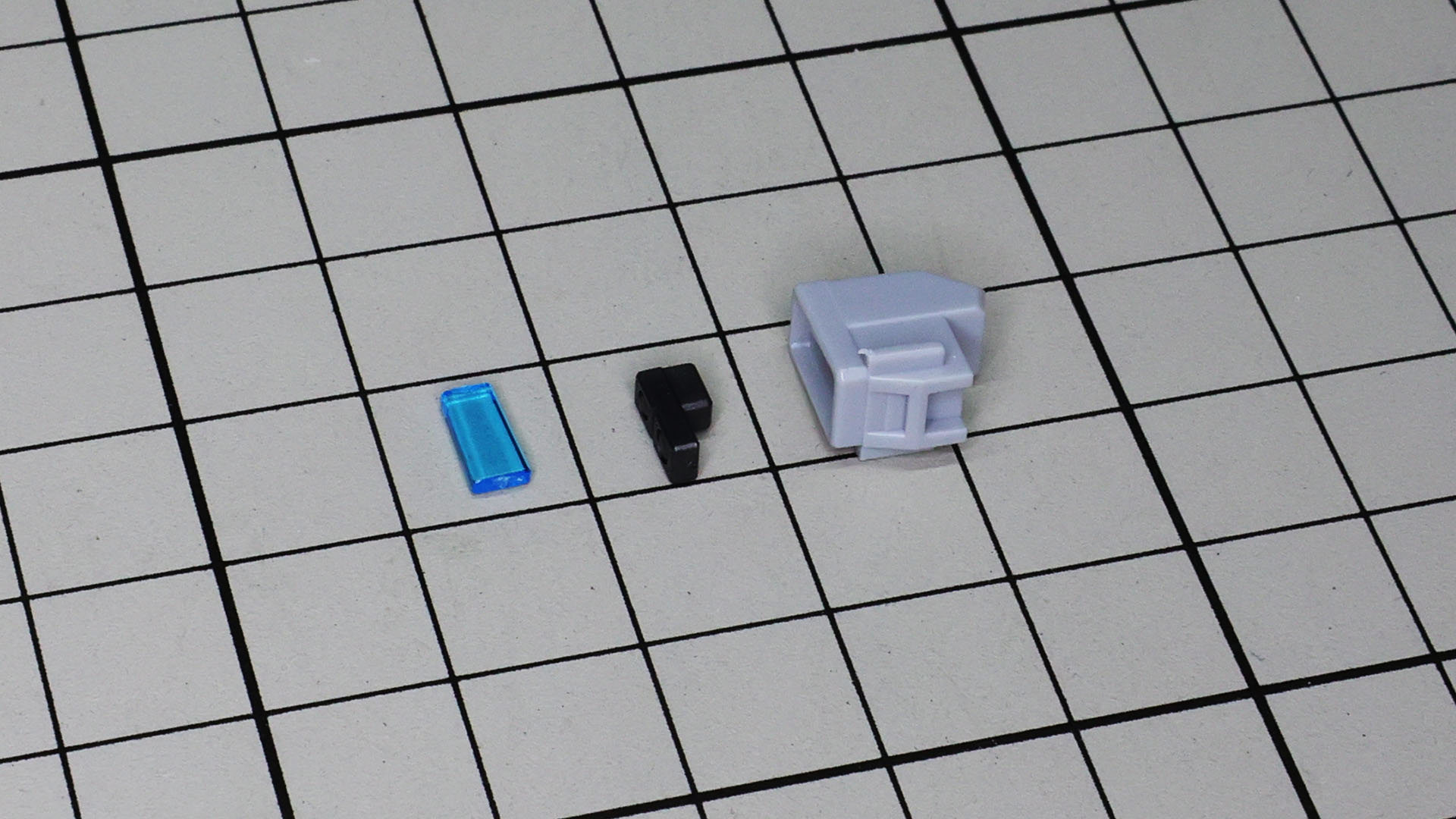 センサー部は細かいつくり！カバーとセンサー、シール（写真にはありません）とクリアーパーツで構成されます