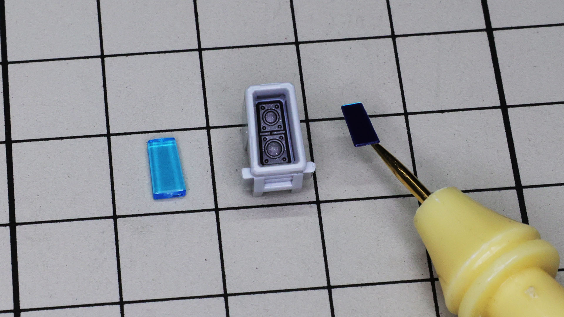 カバーにセンサーを入れ込んで、シールを乗せます。シールではなくセンサーを塗るとさらに良くなると思います！