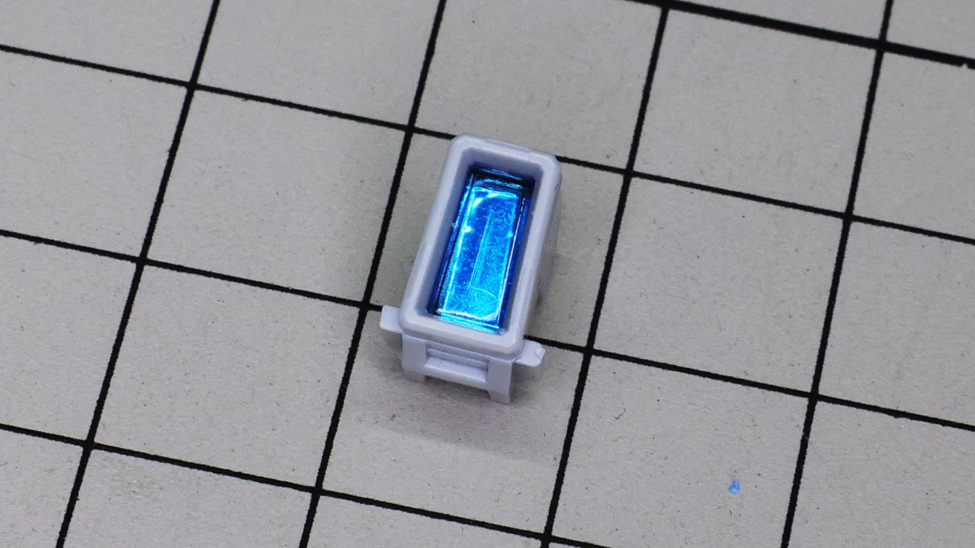 クリアーパーツでふたをします