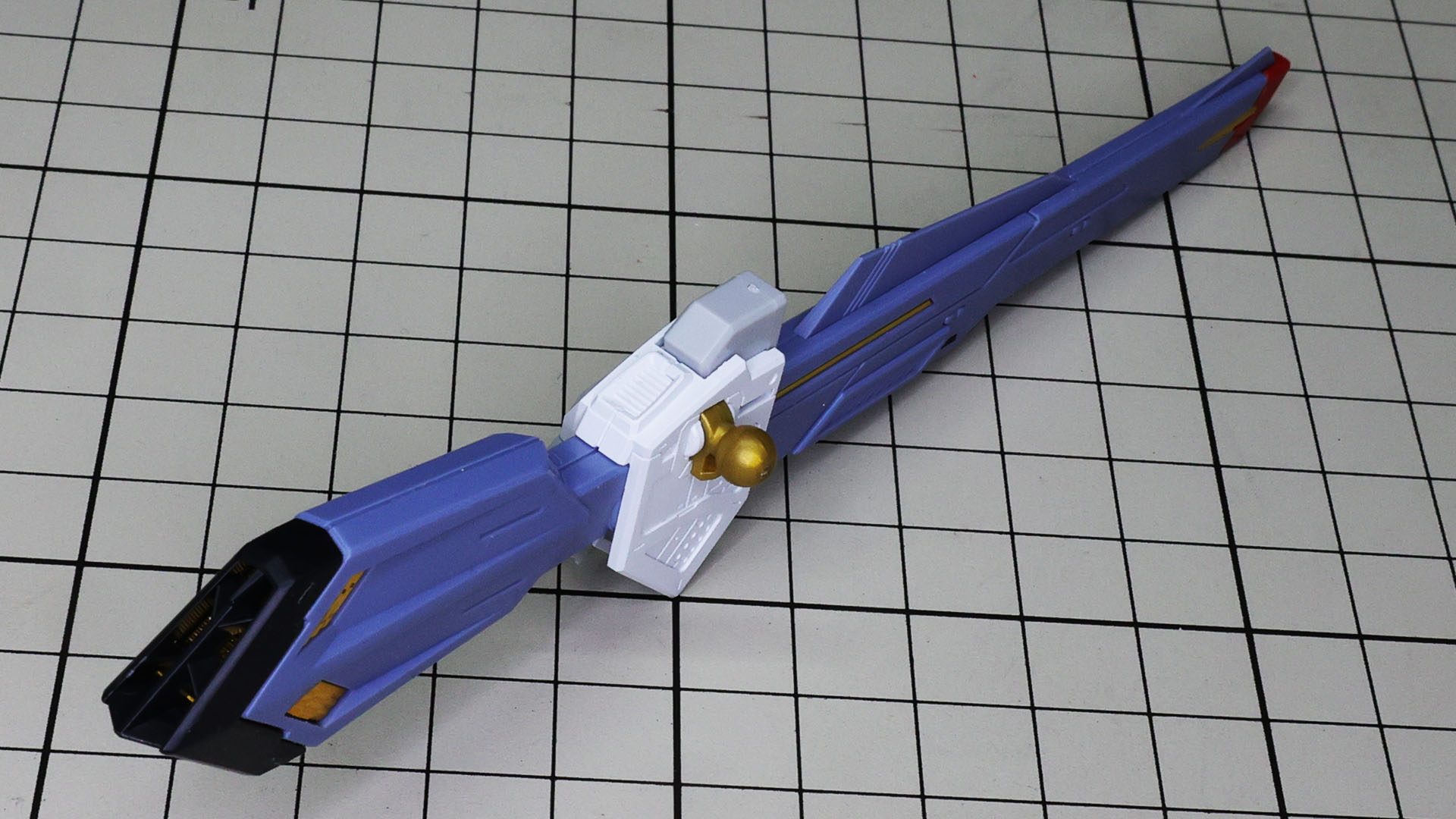 折り曲げた状態（上）と伸ばした状態（下）。見えるゴールドがアクセントになっています