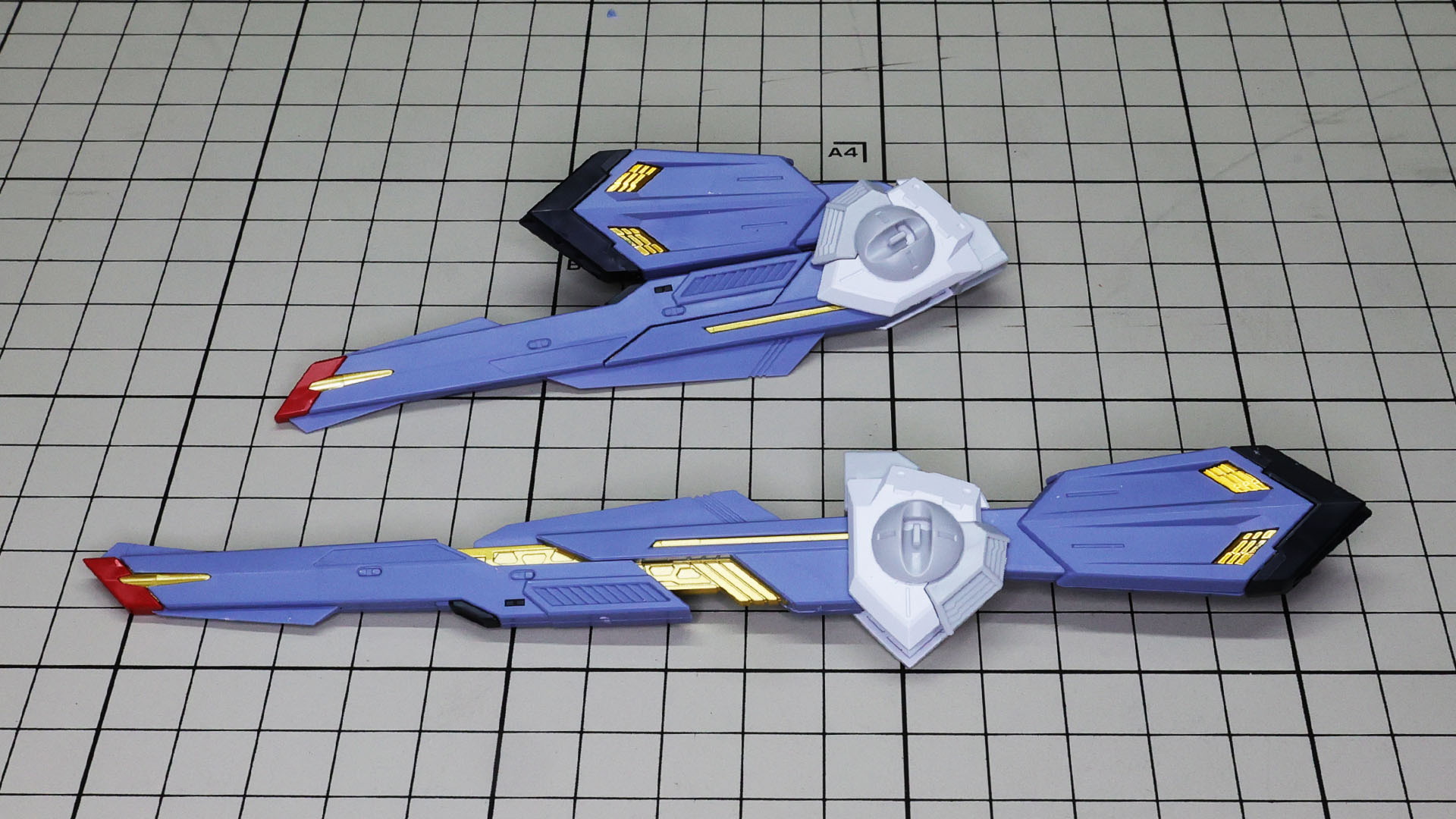 折り曲げた状態（上）と伸ばした状態（下）。見えるゴールドがアクセントになっています