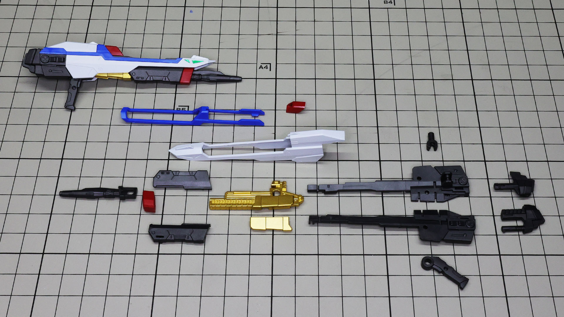 ビームライフルも右手用（写真左上）は組んであります