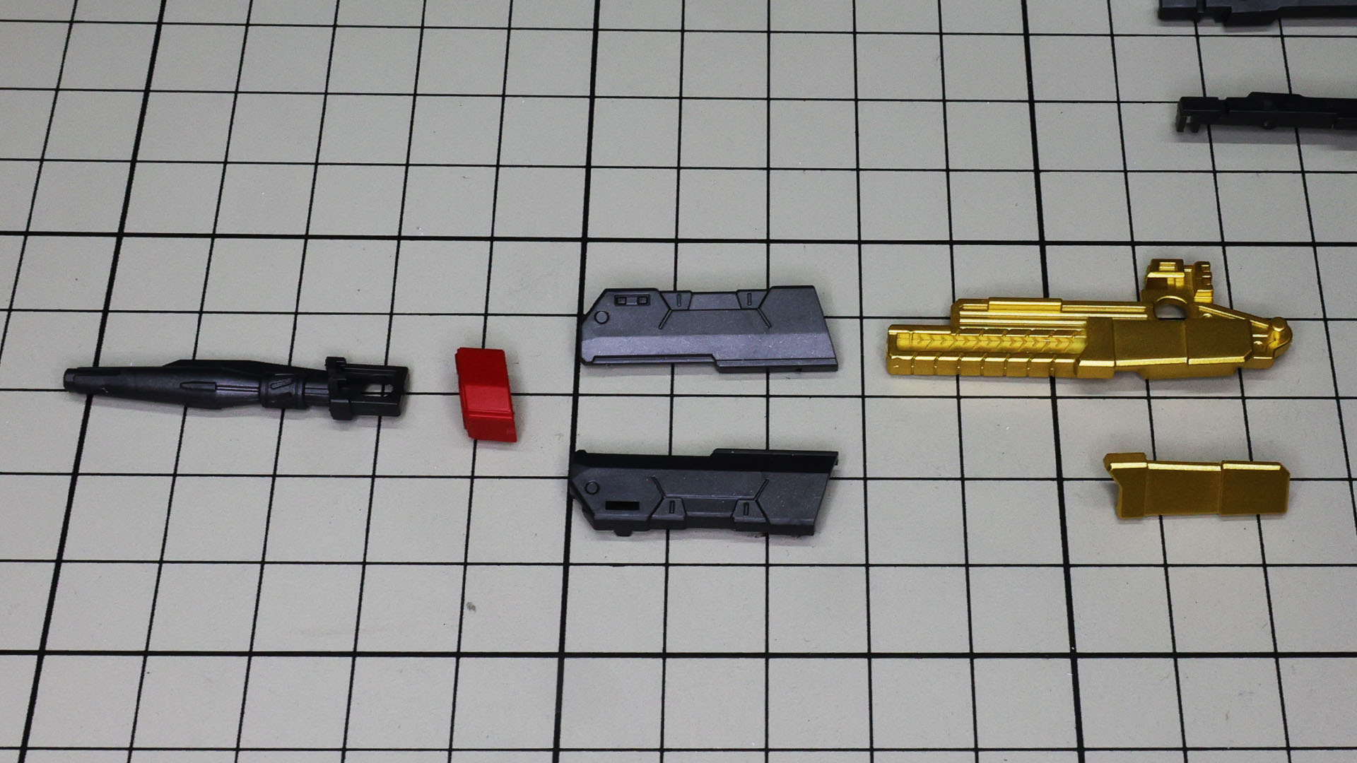 構造はゴールドの銃身を左右から挟み込んで、ホワイトとブルーの装甲でカバーするタイプです