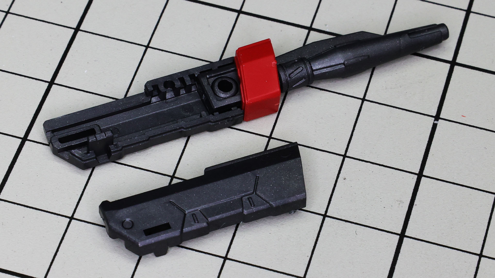 銃口はレッドのアクセントと左右からカバーで挟みます