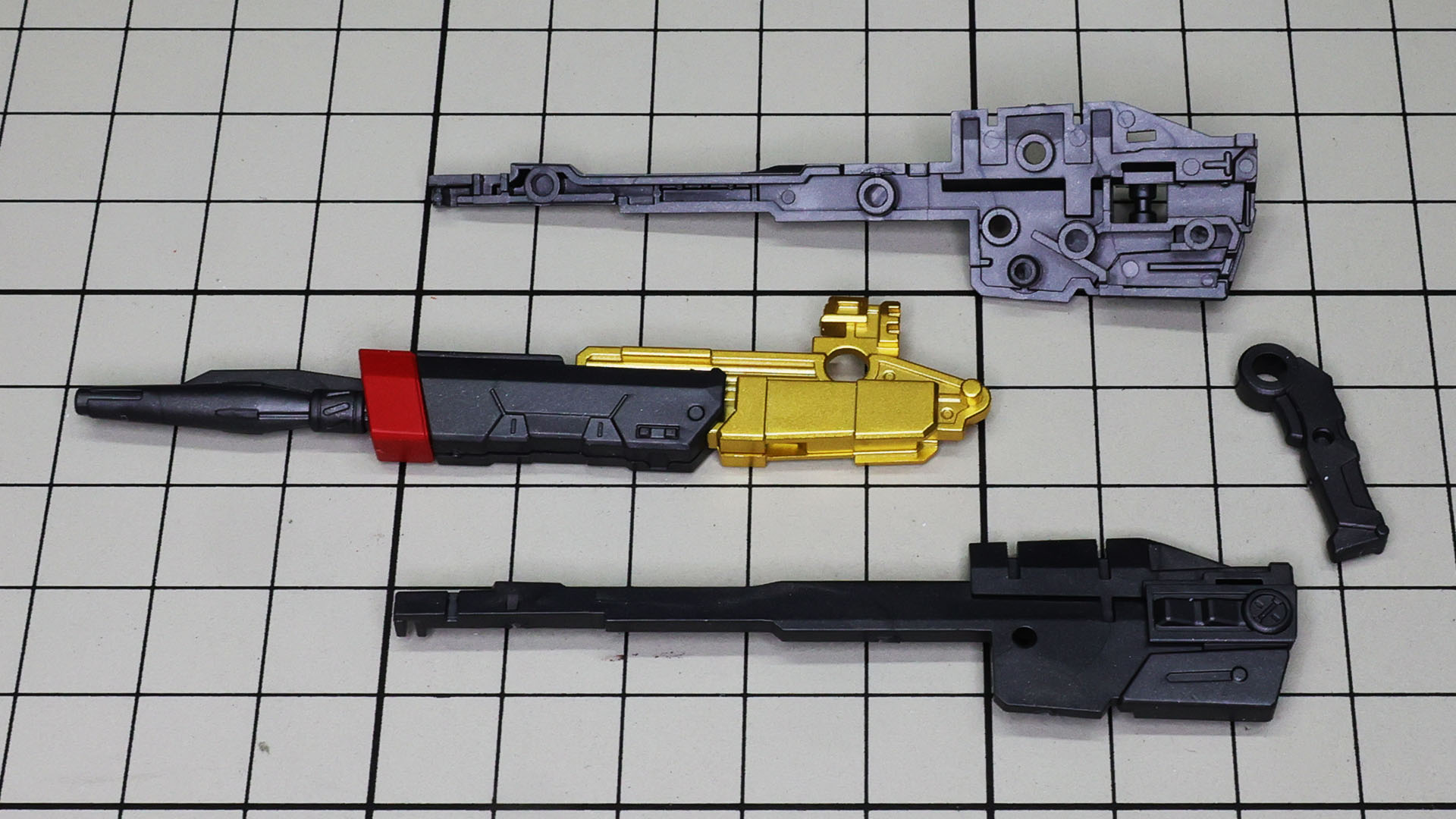 銃本体でグリップごと左右から挟み込みます
