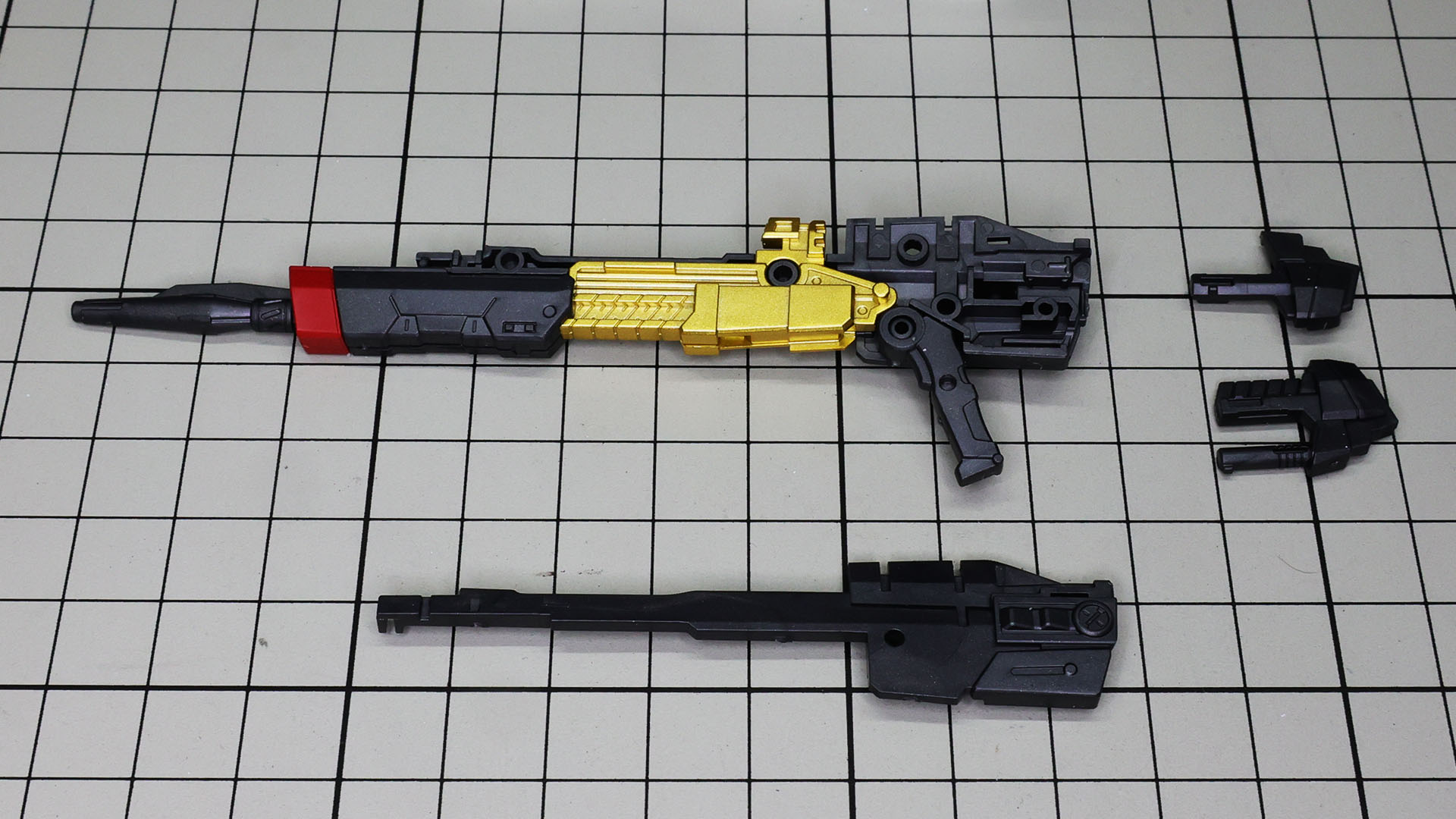 左手用の銃後端を組み込みます