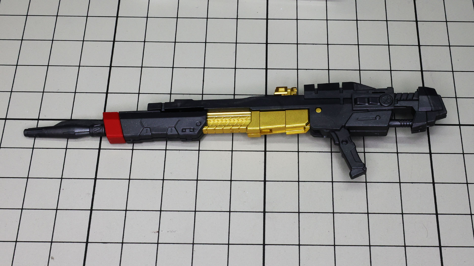 上側からホワイトとブルーのカバーを組付け、センサーを配置します