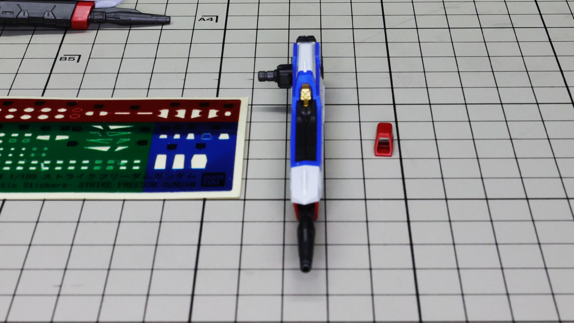 センサーはシールを貼りこんで……