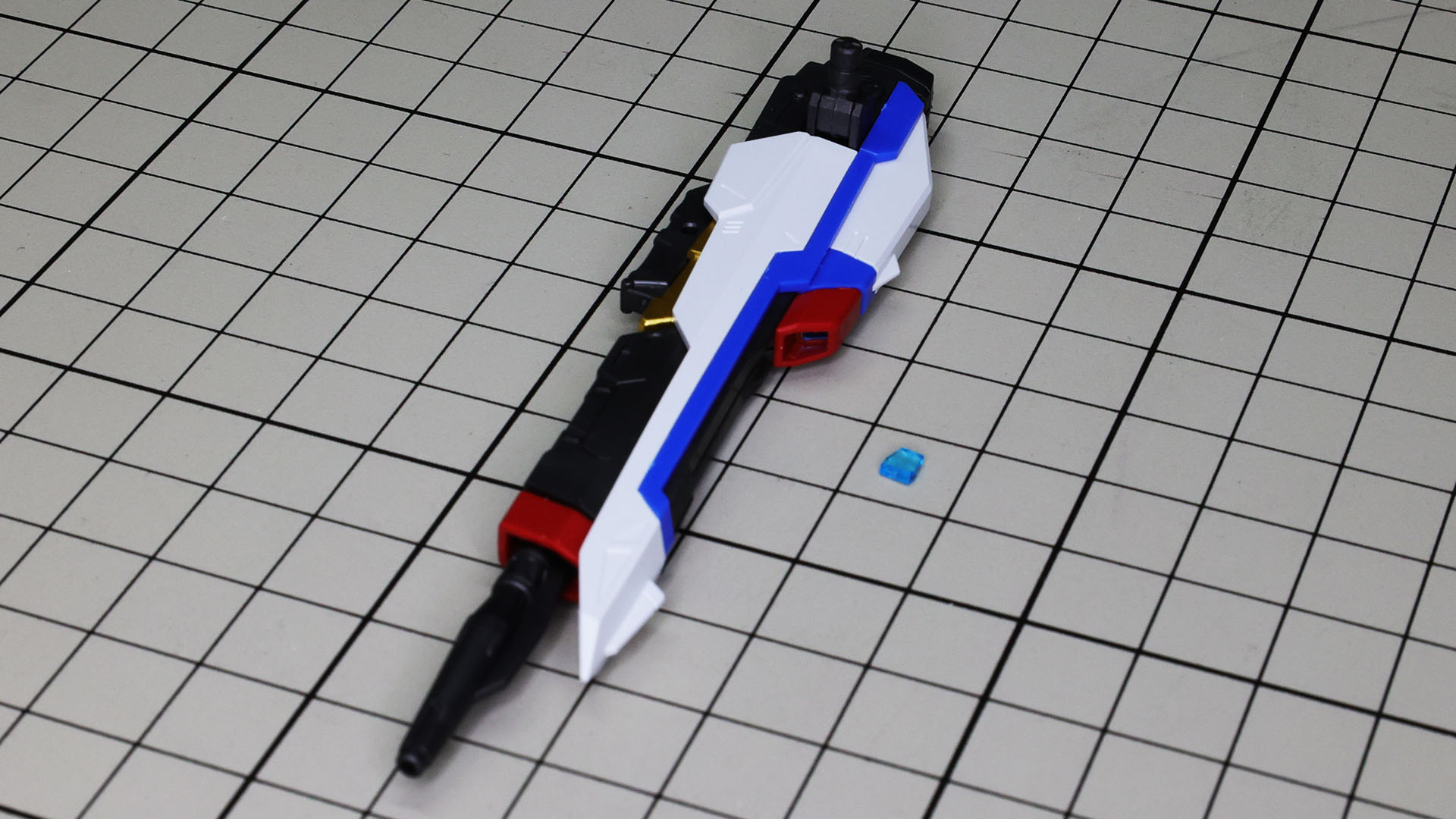 とても細かなクリアーパーツを押し込んだら完成です