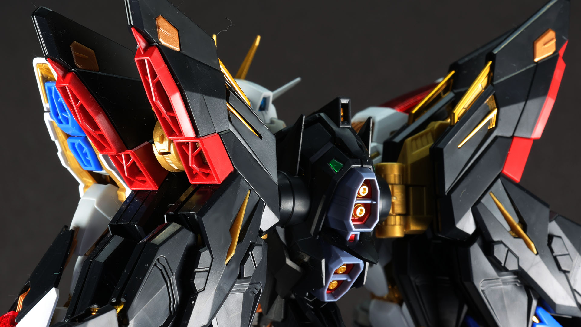 各部に露出するゴールドのアクセントがかっこよすぎ！