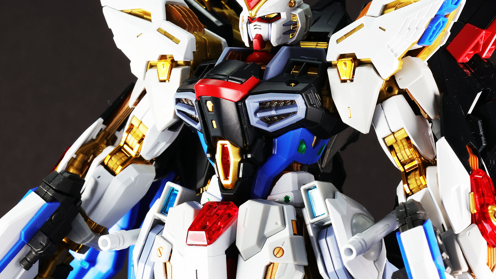 角度によっては華奢に見えるのもSEED系ガンダムの特徴