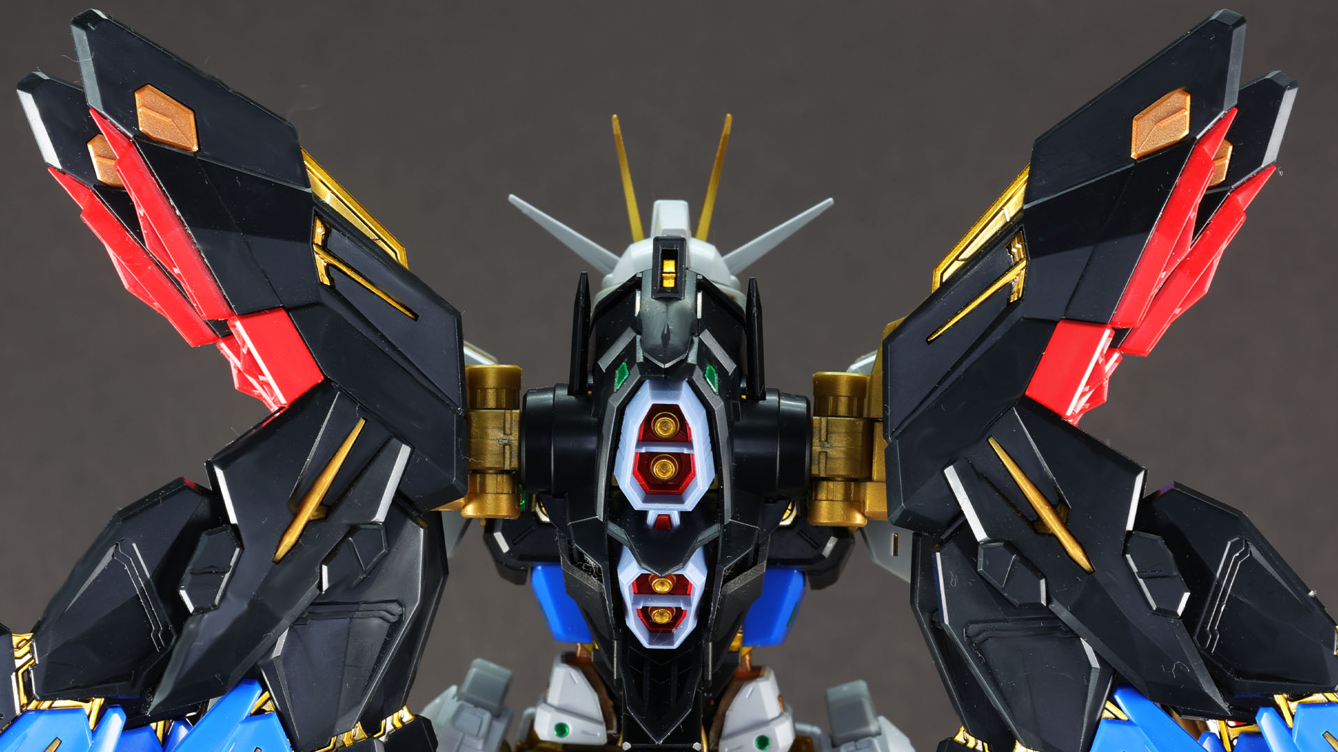 角度によっては華奢に見えるのもSEED系ガンダムの特徴