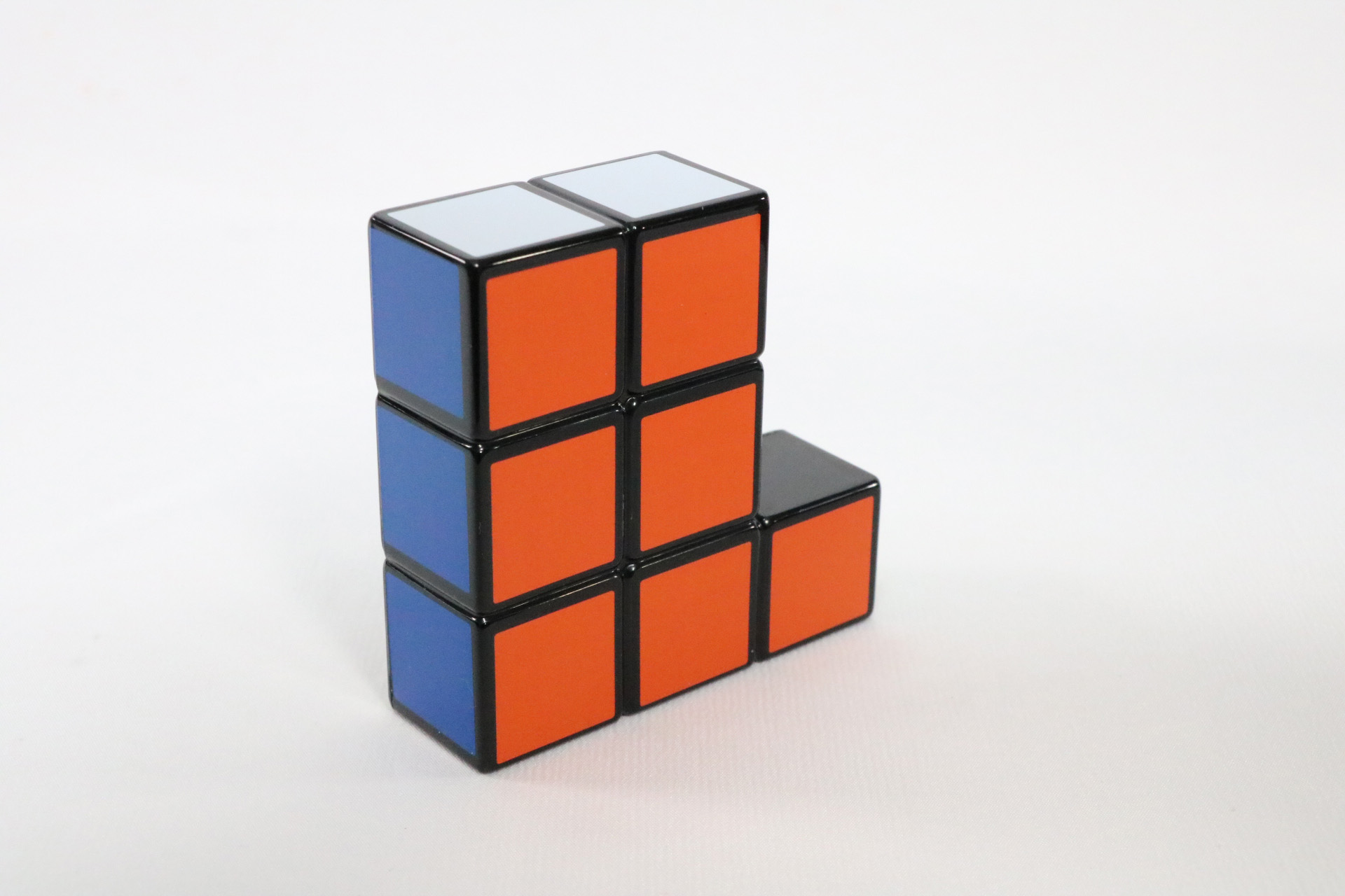 様々な形のパーツには色があり、形と色を手掛かりに組み立てていく