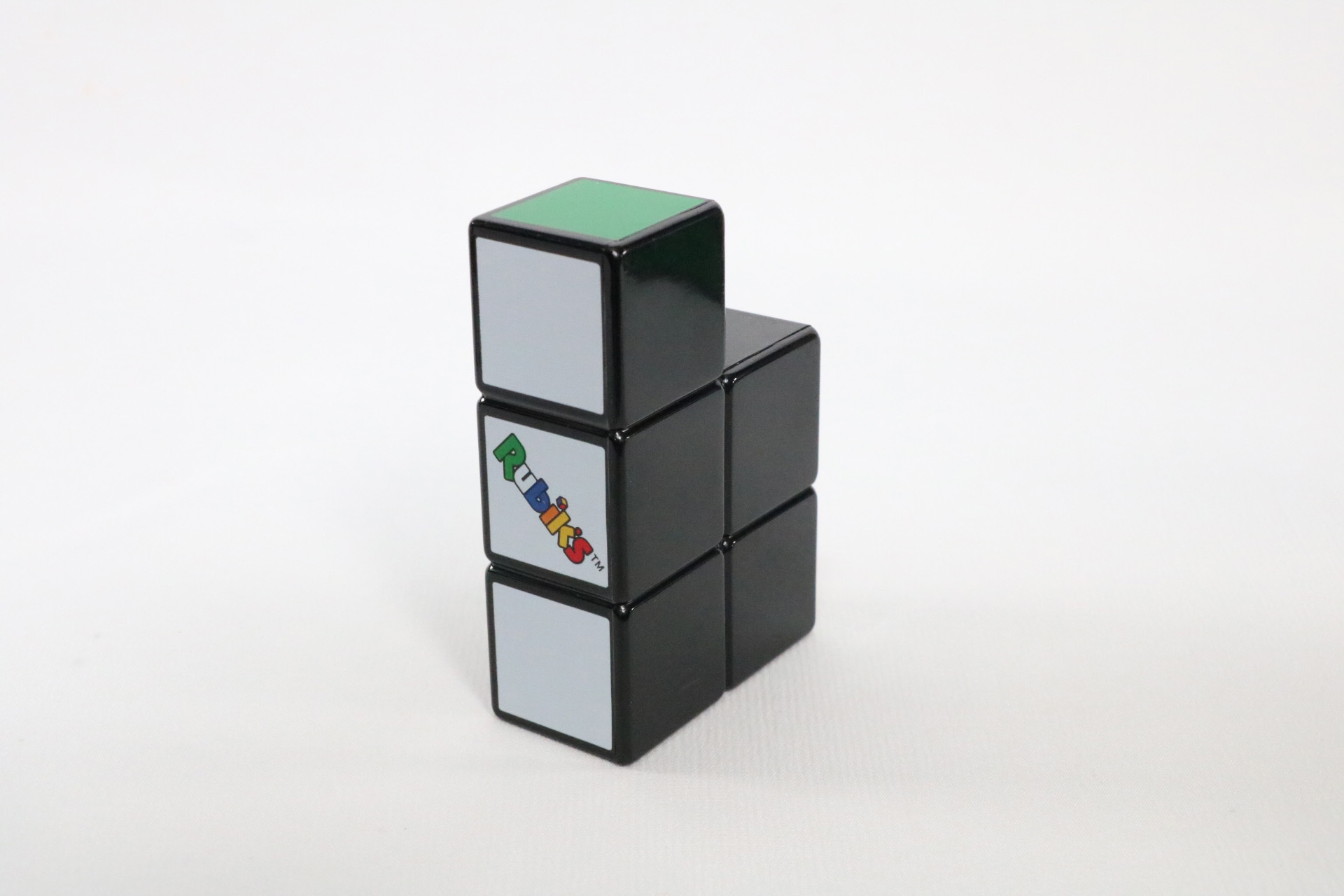 ブロックのように組み立てて、立体のルービックキューブを完成させよう