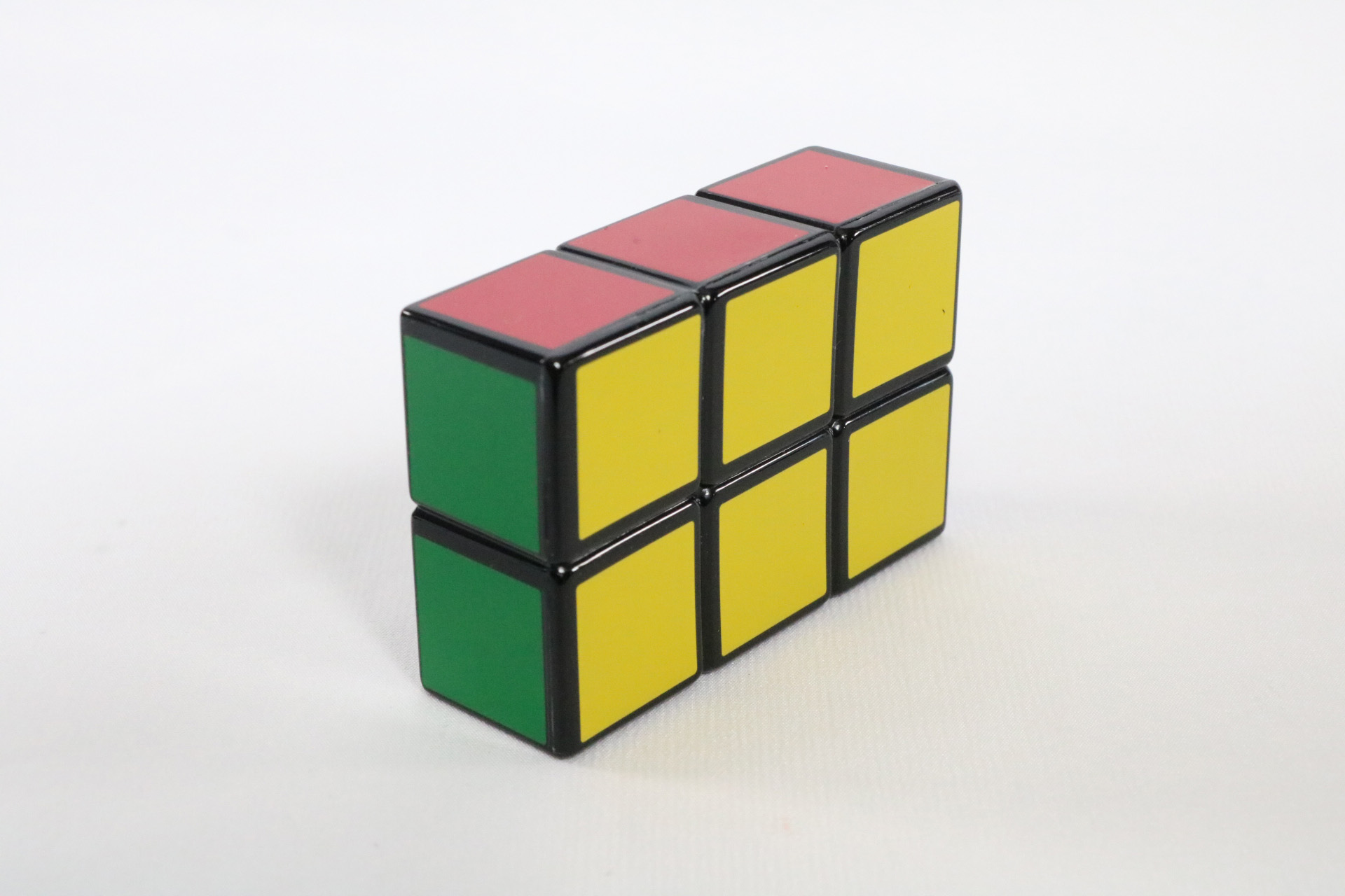 ブロックのように組み立てて、立体のルービックキューブを完成させよう