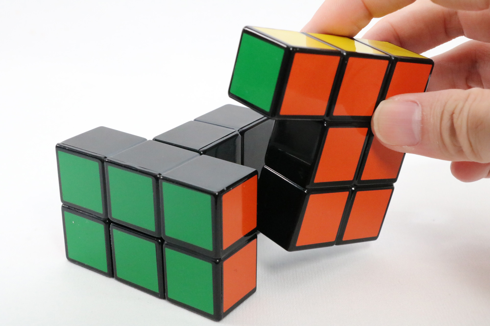 ブロックのように組み立てて、立体のルービックキューブを完成させよう
