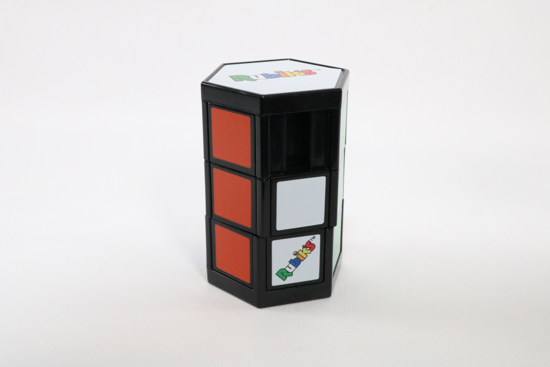 本体を回したり、パネルをスライドして同じ色を揃えて遊ぼう