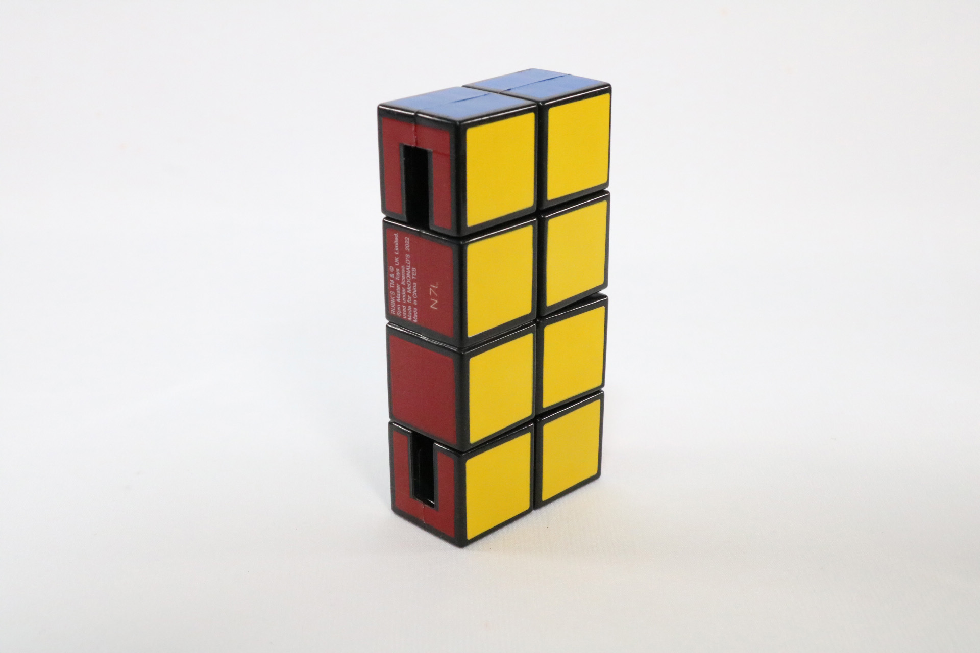 キューブを曲げたり、回したり、様々な形にすることができる