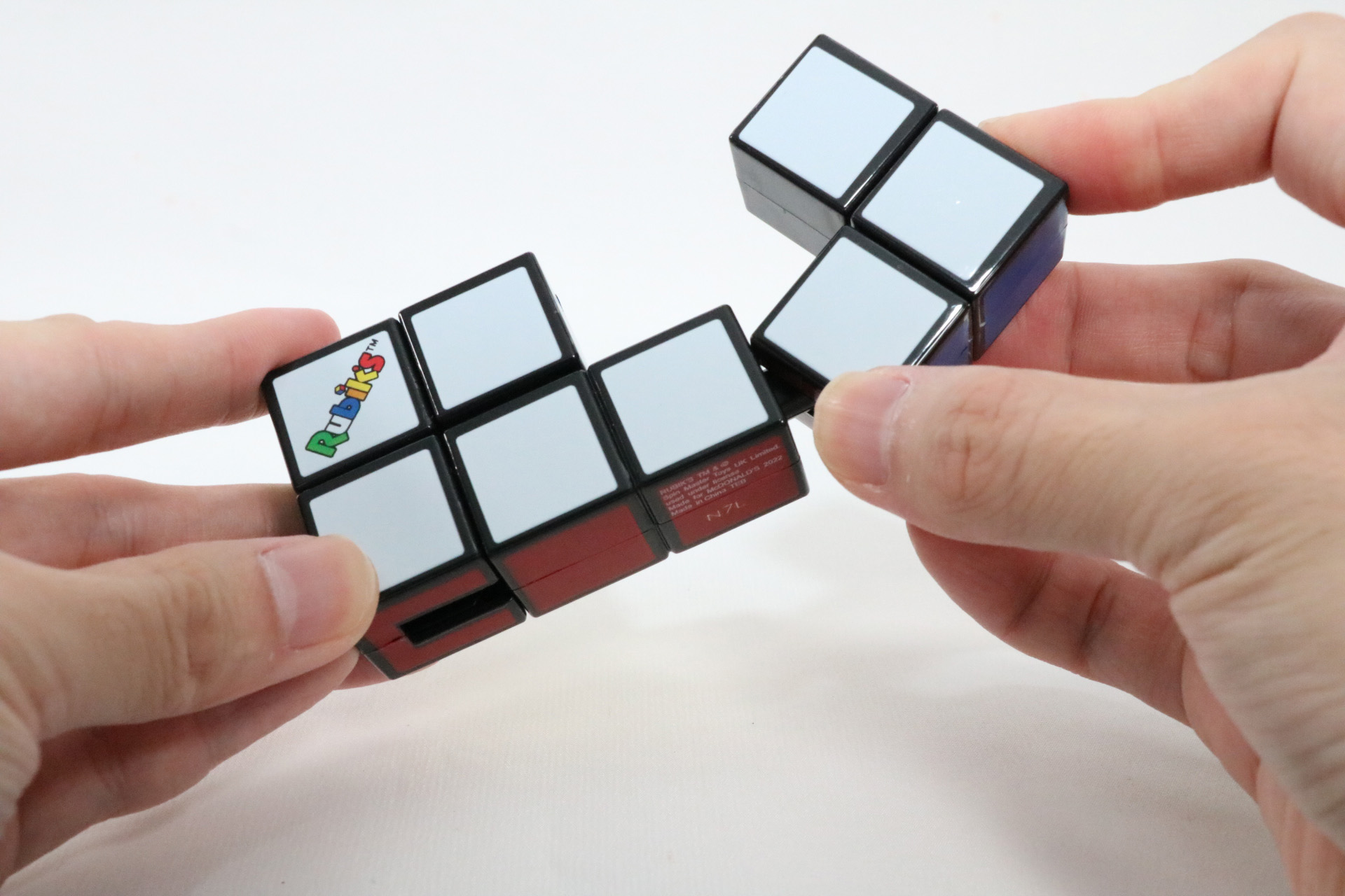 キューブを曲げたり、回したり、様々な形にすることができる