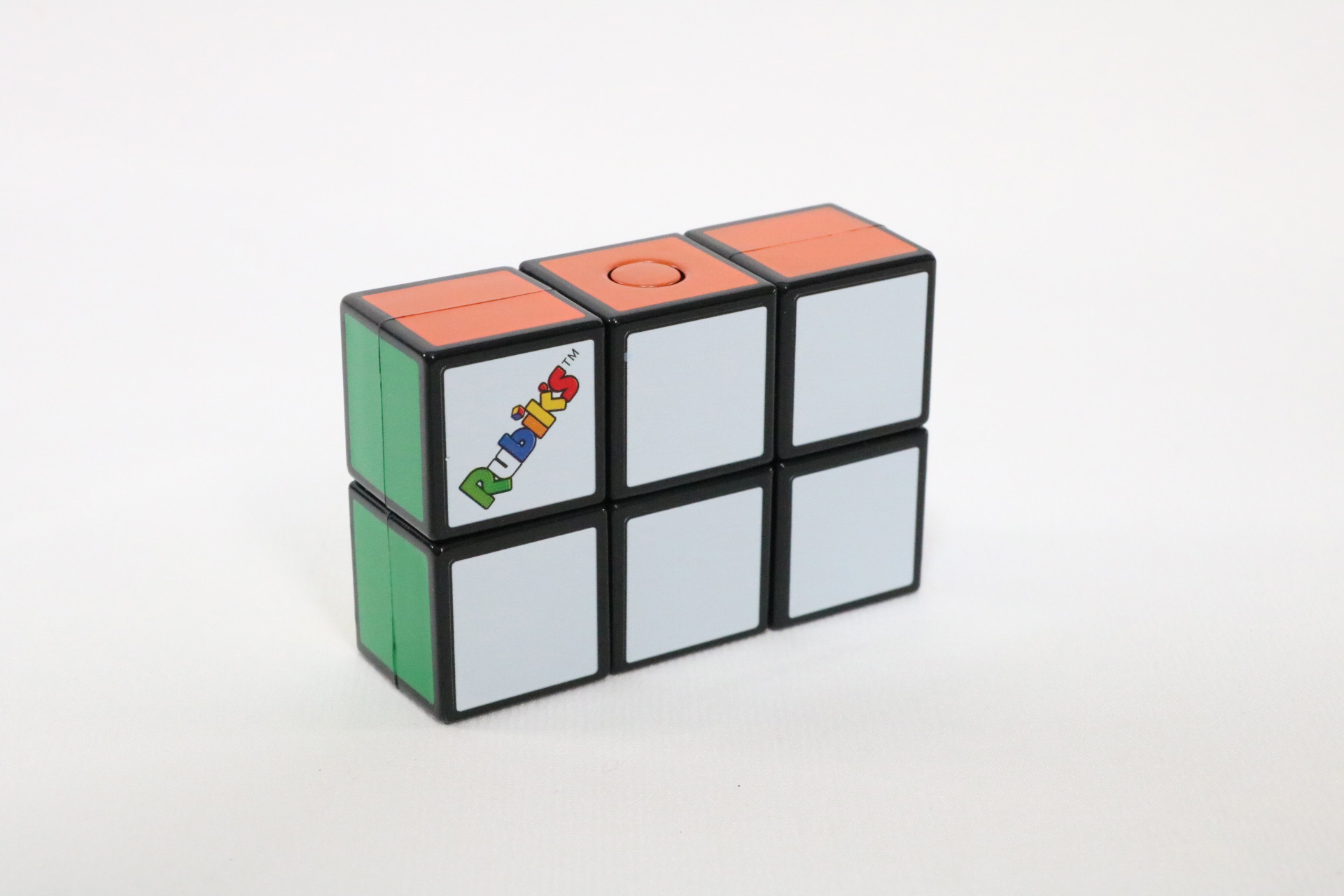 それぞれの揃える色の数が異なる変則的なルーピックキューブ