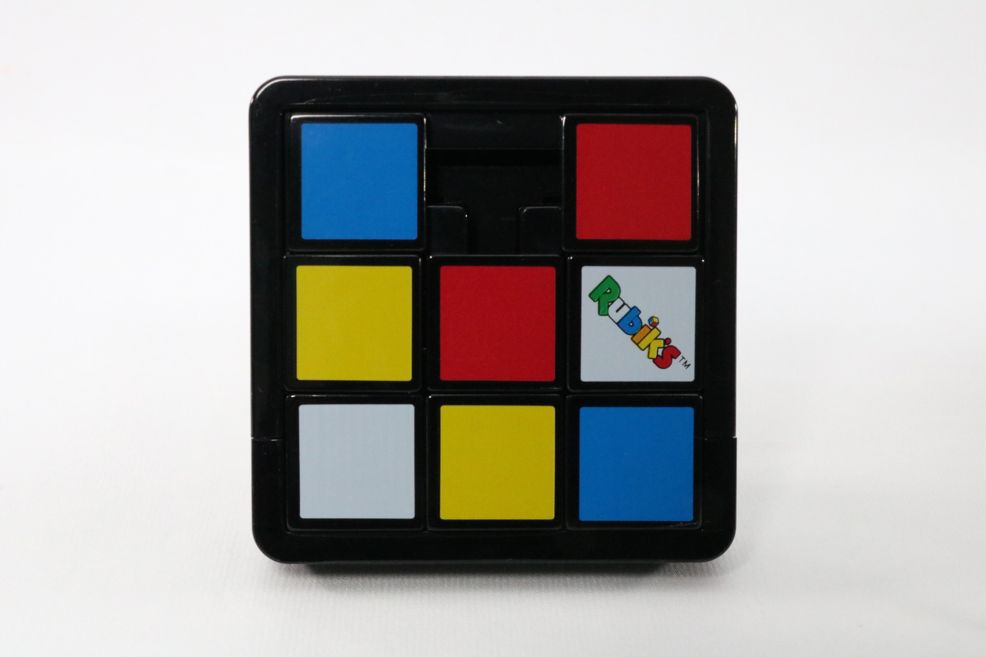 8枚のパネルをスライドさせて遊ぶ