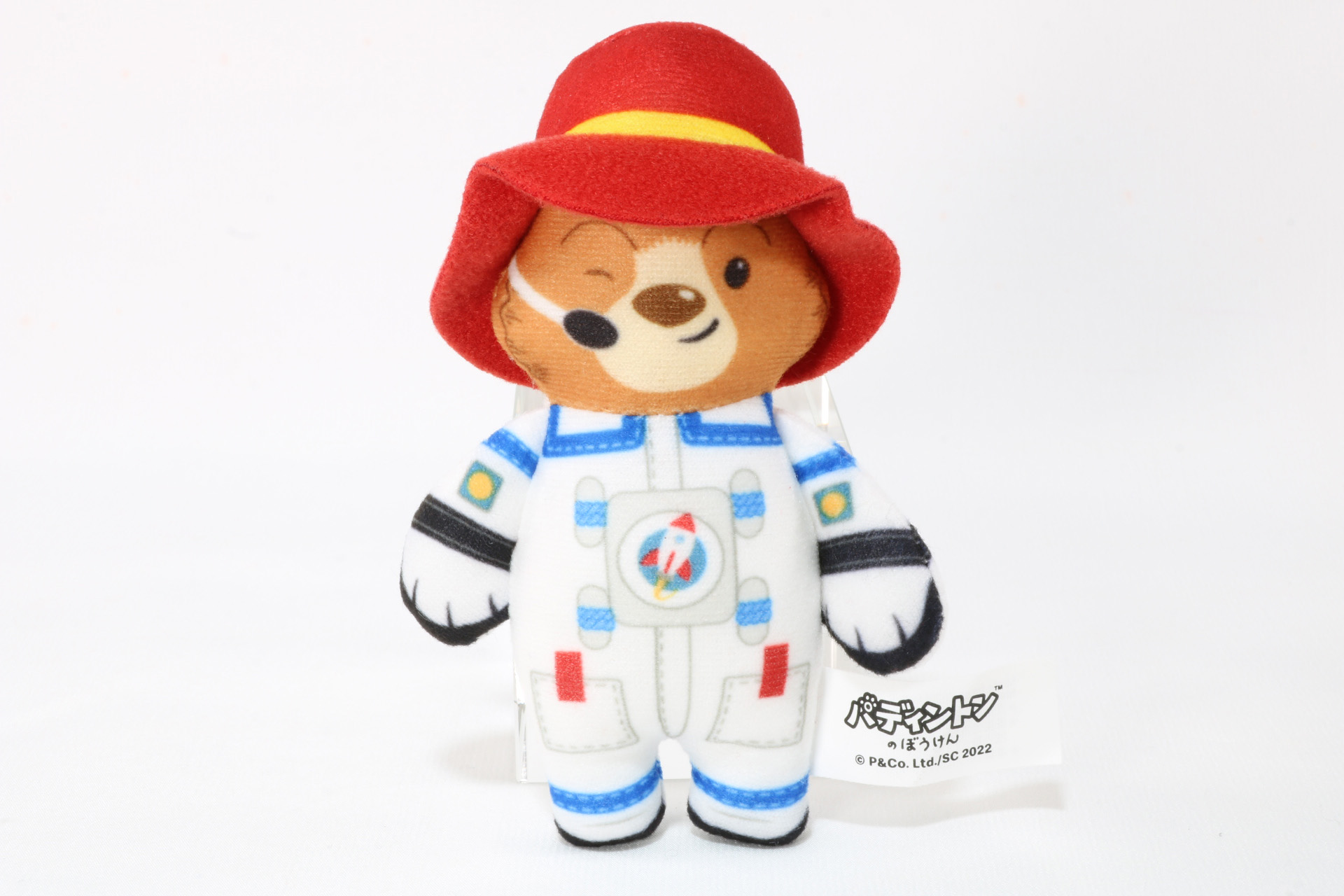 白の宇宙服にトレードマークの帽子を合わせた姿
