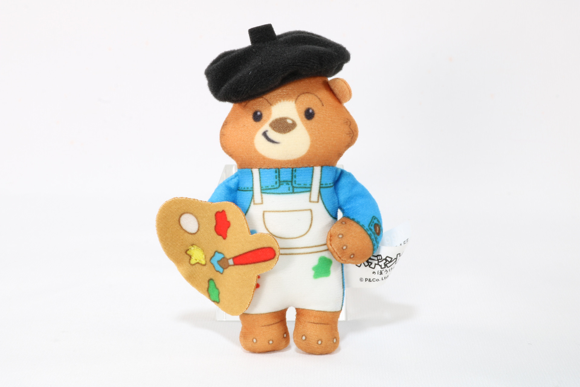 ベレー帽をかぶり、手元には絵具を持ったアーティスティックな姿
