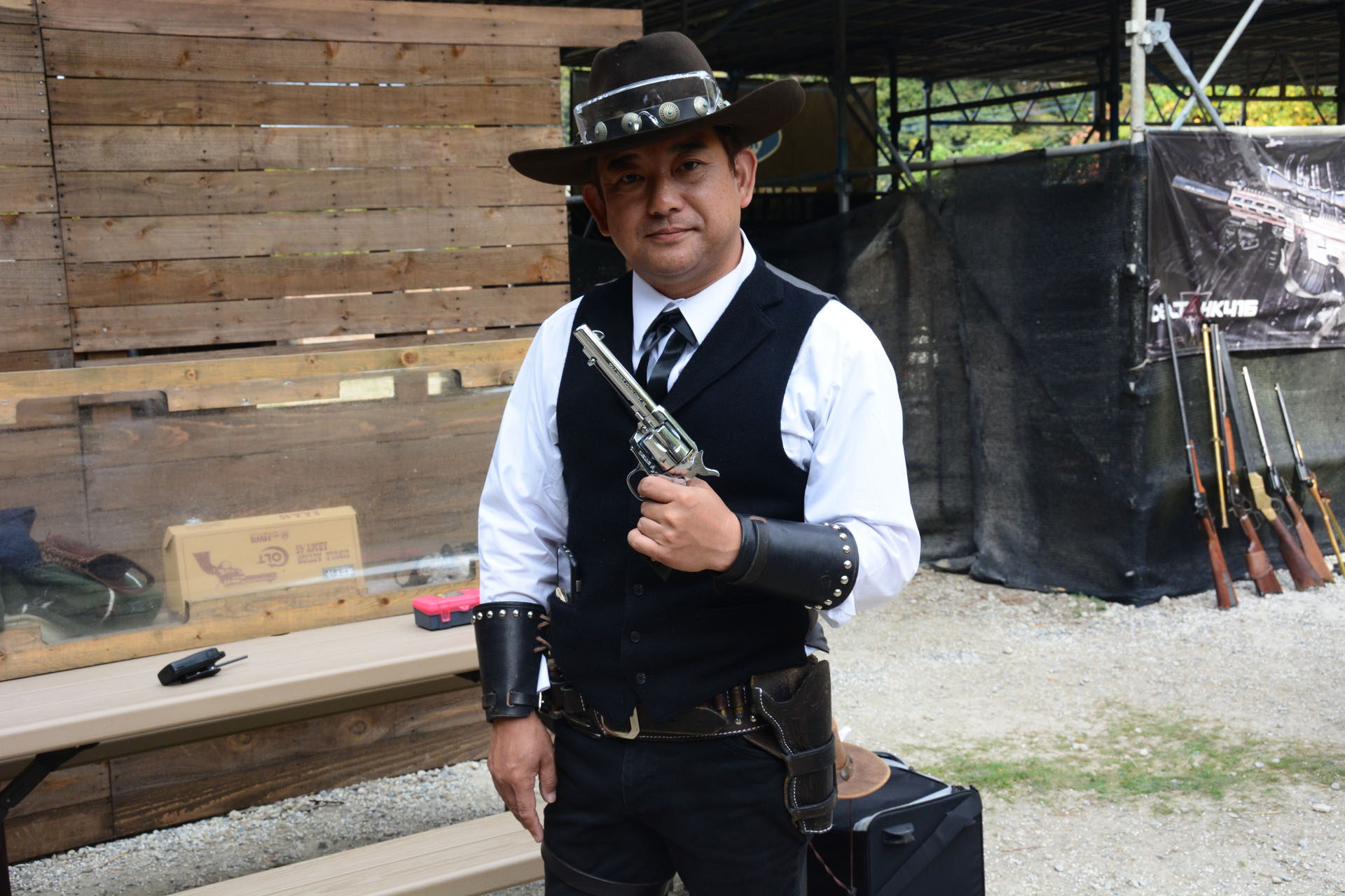 主催者のカッタケ氏は午前中は銀行員の姿で受付、午後はガンマンでゲームに参加していた