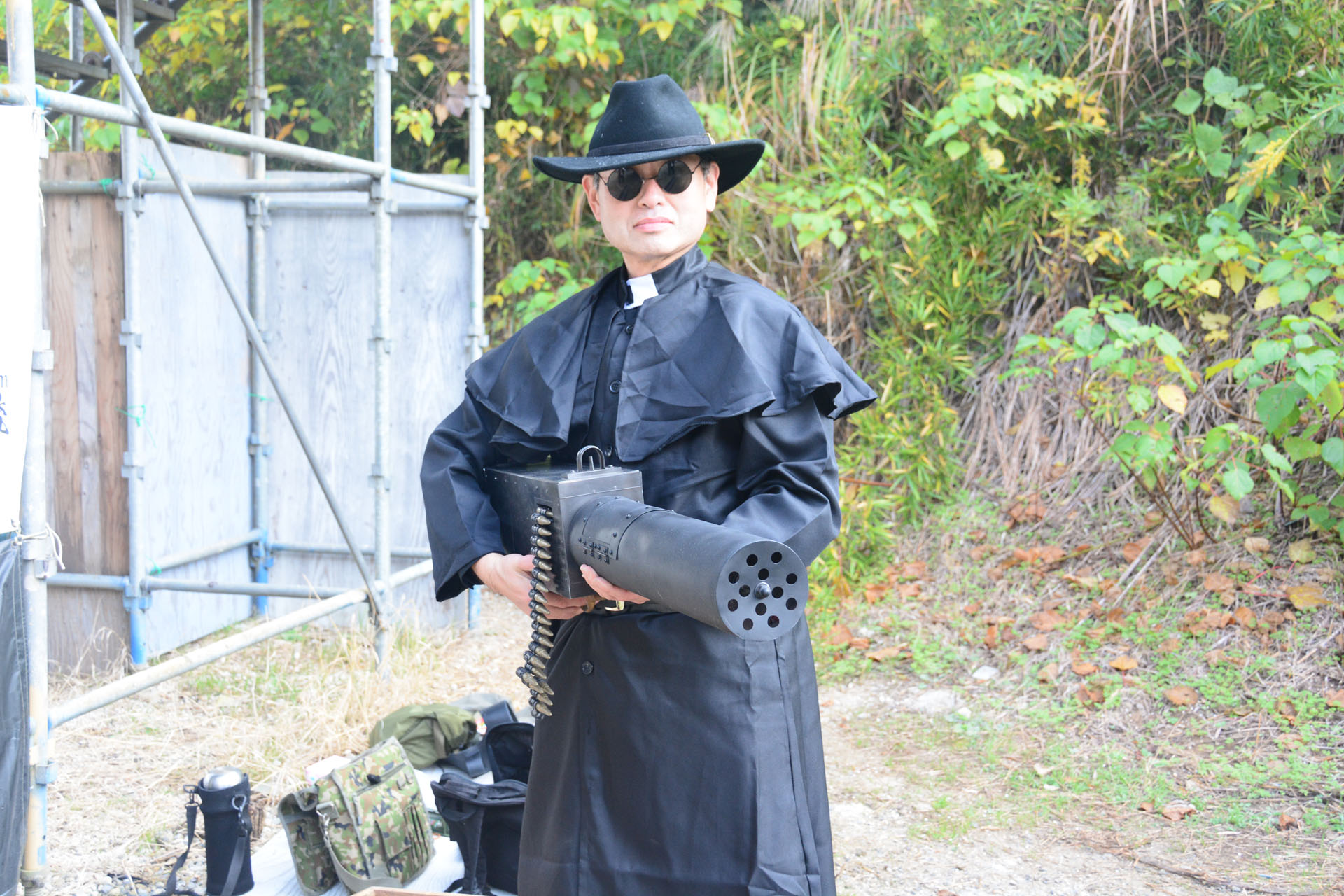 機関銃は爆竹が仕込まれていて連射できる。棺桶の中に入れて戦場に持ち込んでいた