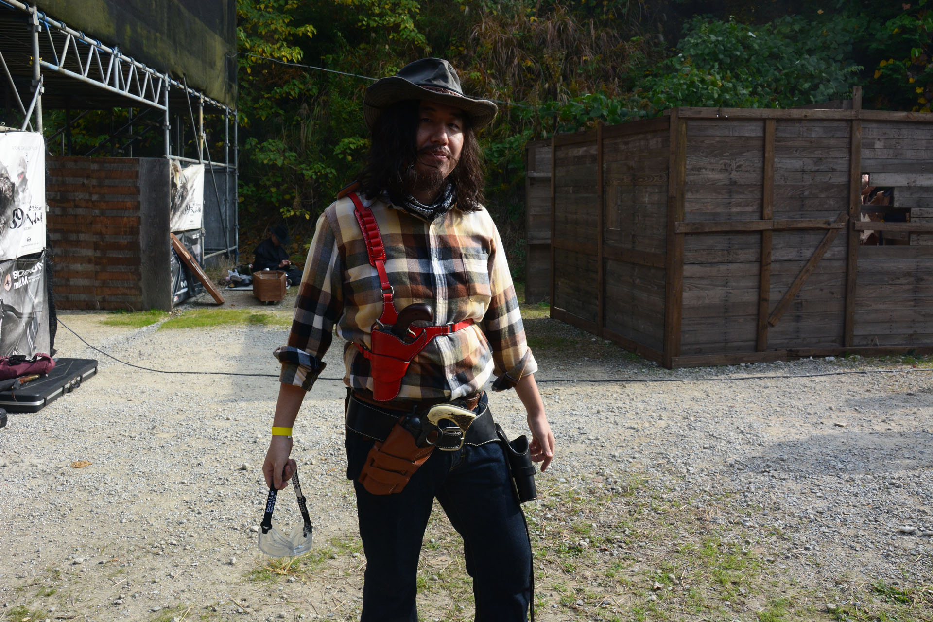 赤いホルスターがアクセント