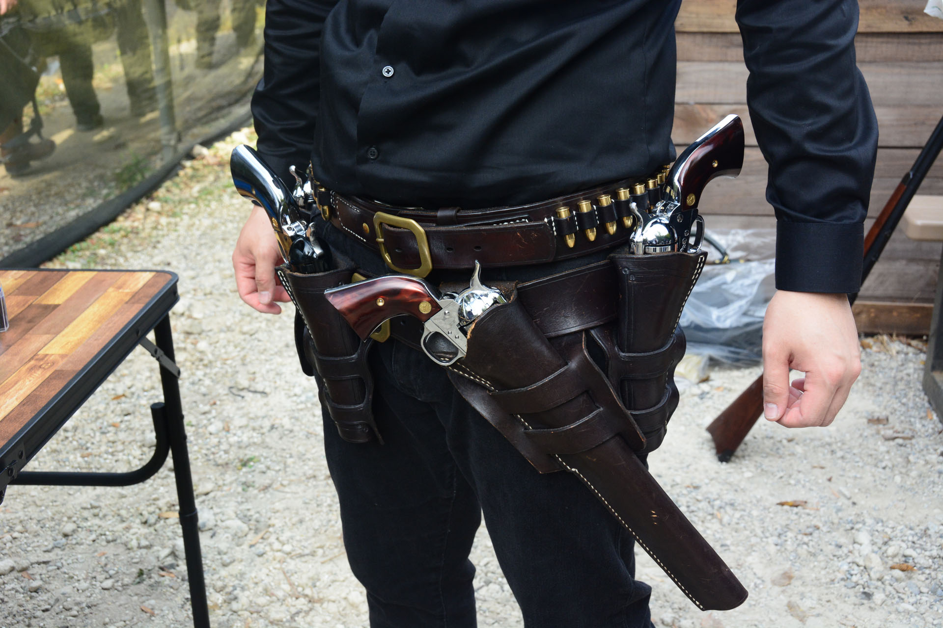 光沢を放つ銃が映える