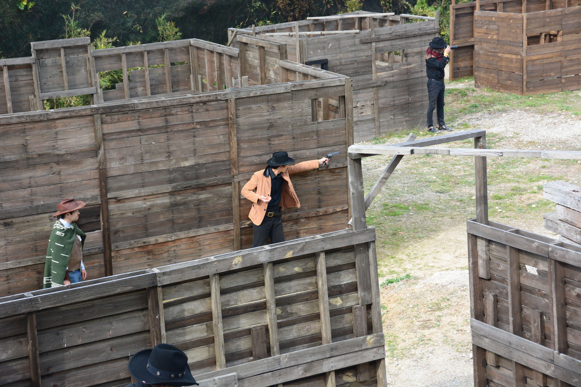 西部劇の衣装はやはり銃を構えるポーズが似合う